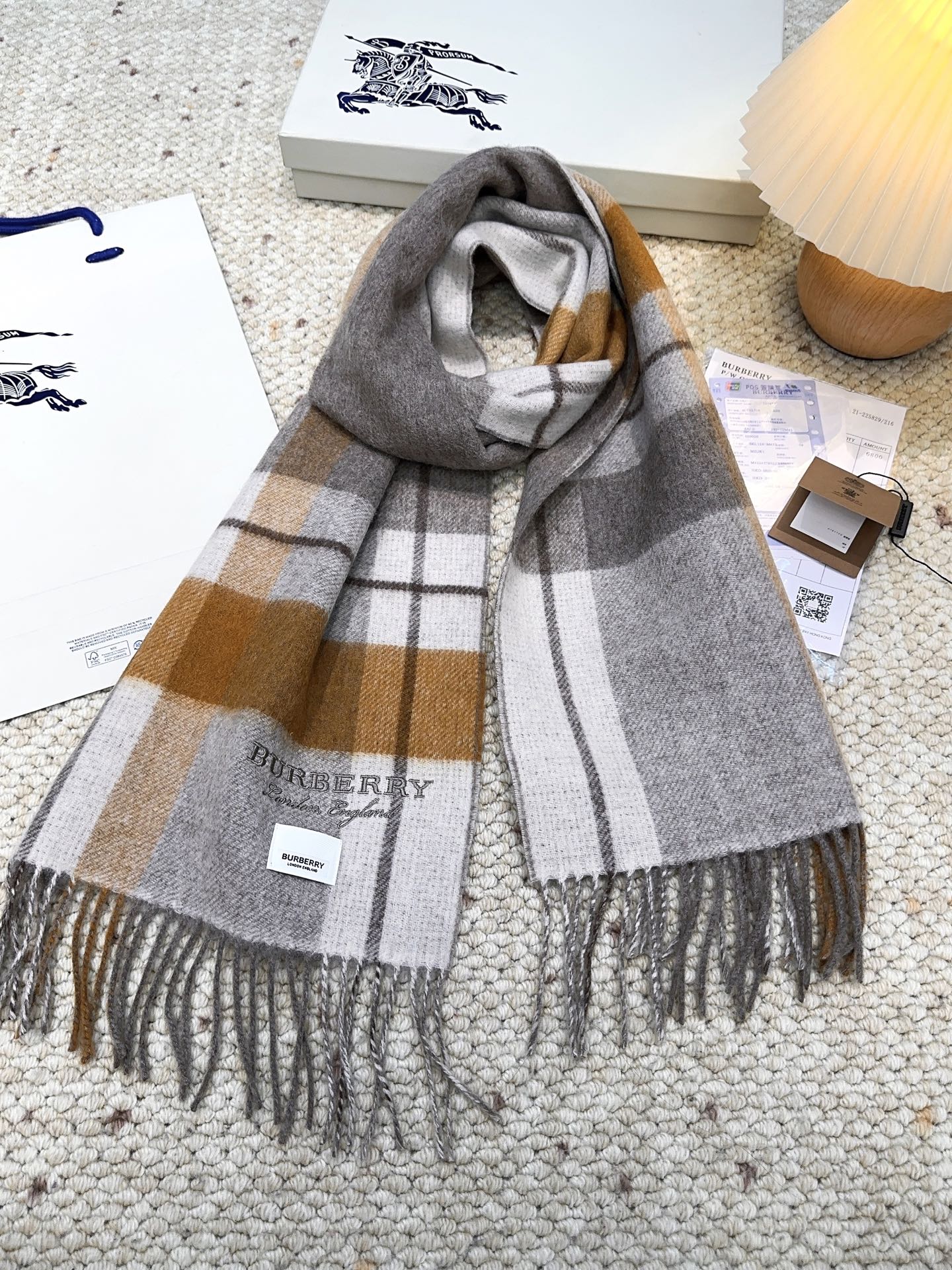 Burberry · 巴宝莉格子围巾❗️好看的要疯掉了，太有型太有魅力了❗️❗️非常斯文时尚的秋冬单品！