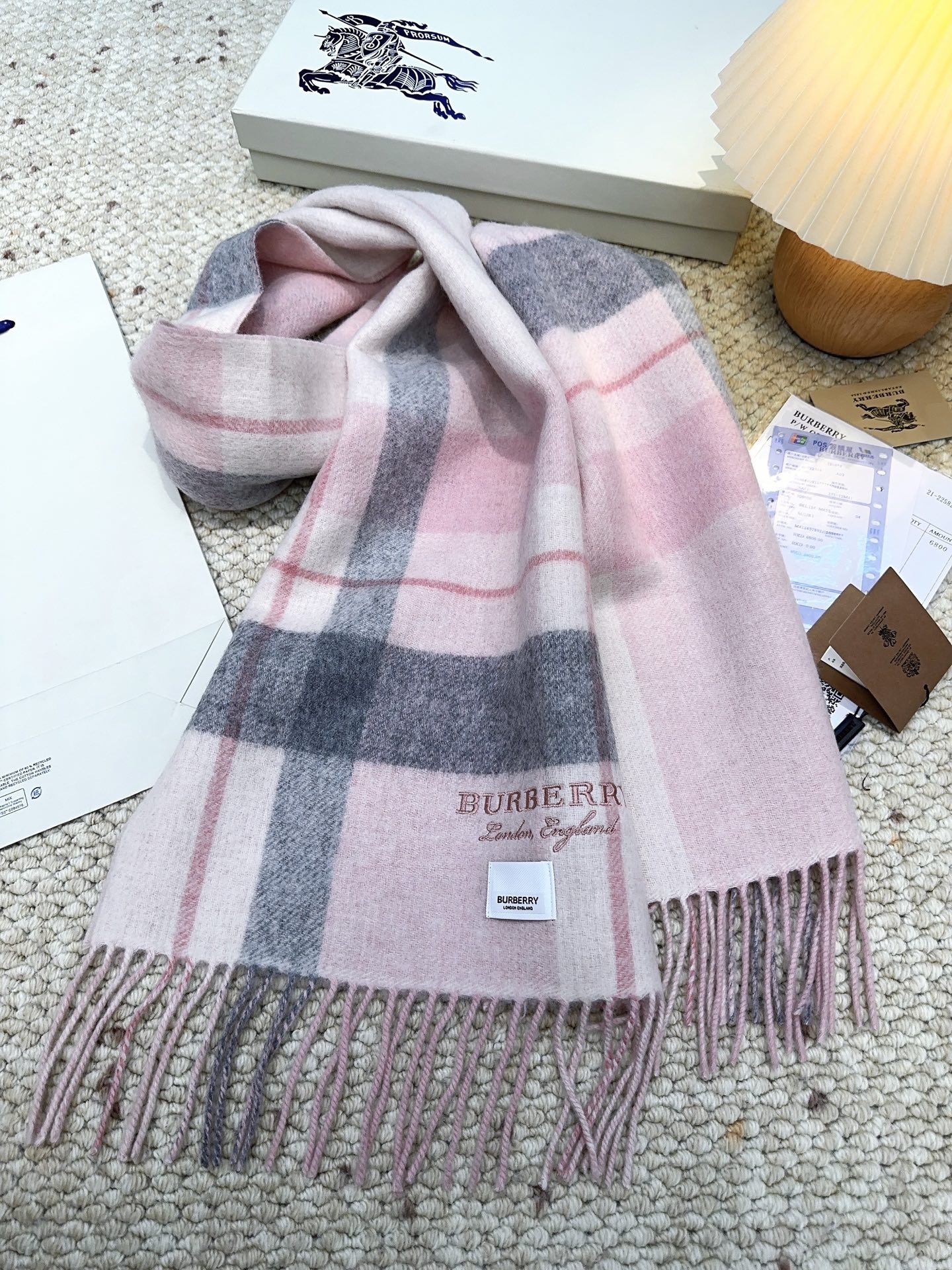 Burberry · 巴宝莉格子围巾❗️好看的要疯掉了，太有型太有魅力了❗️❗️非常斯文时尚的秋冬单品！