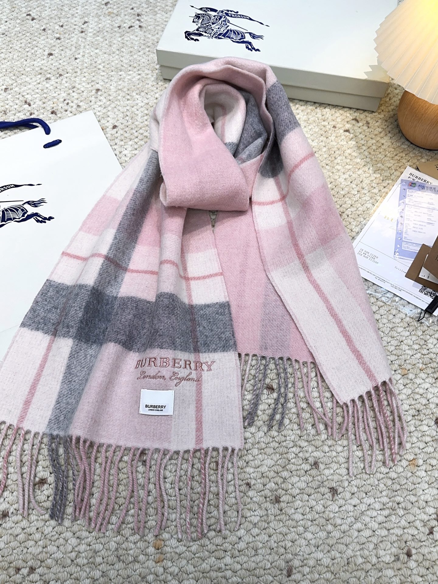 Burberry · 巴宝莉格子围巾❗️好看的要疯掉了，太有型太有魅力了❗️❗️非常斯文时尚的秋冬单品！