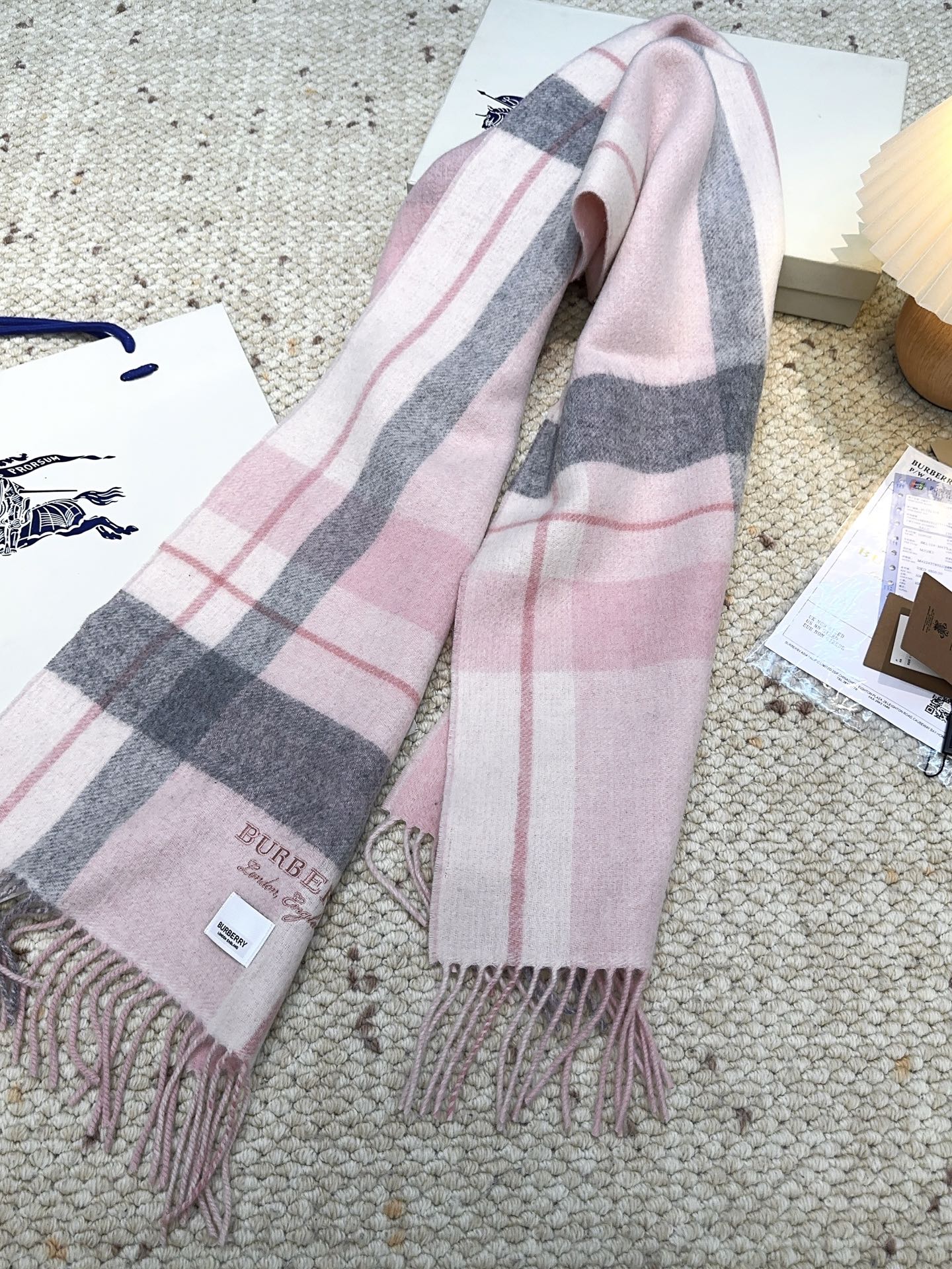 Burberry · 巴宝莉格子围巾❗️好看的要疯掉了，太有型太有魅力了❗️❗️非常斯文时尚的秋冬单品！