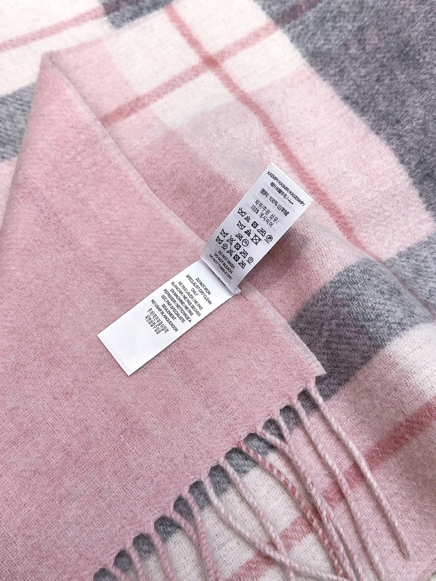 Burberry · 巴宝莉格子围巾❗️好看的要疯掉了，太有型太有魅力了❗️❗️非常斯文时尚的秋冬单品！