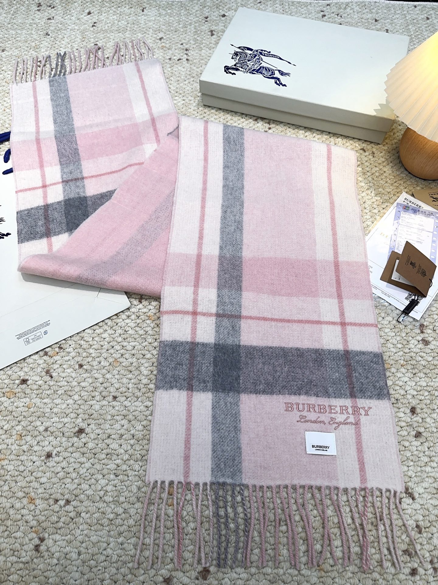Burberry · 巴宝莉格子围巾❗️好看的要疯掉了，太有型太有魅力了❗️❗️非常斯文时尚的秋冬单品！