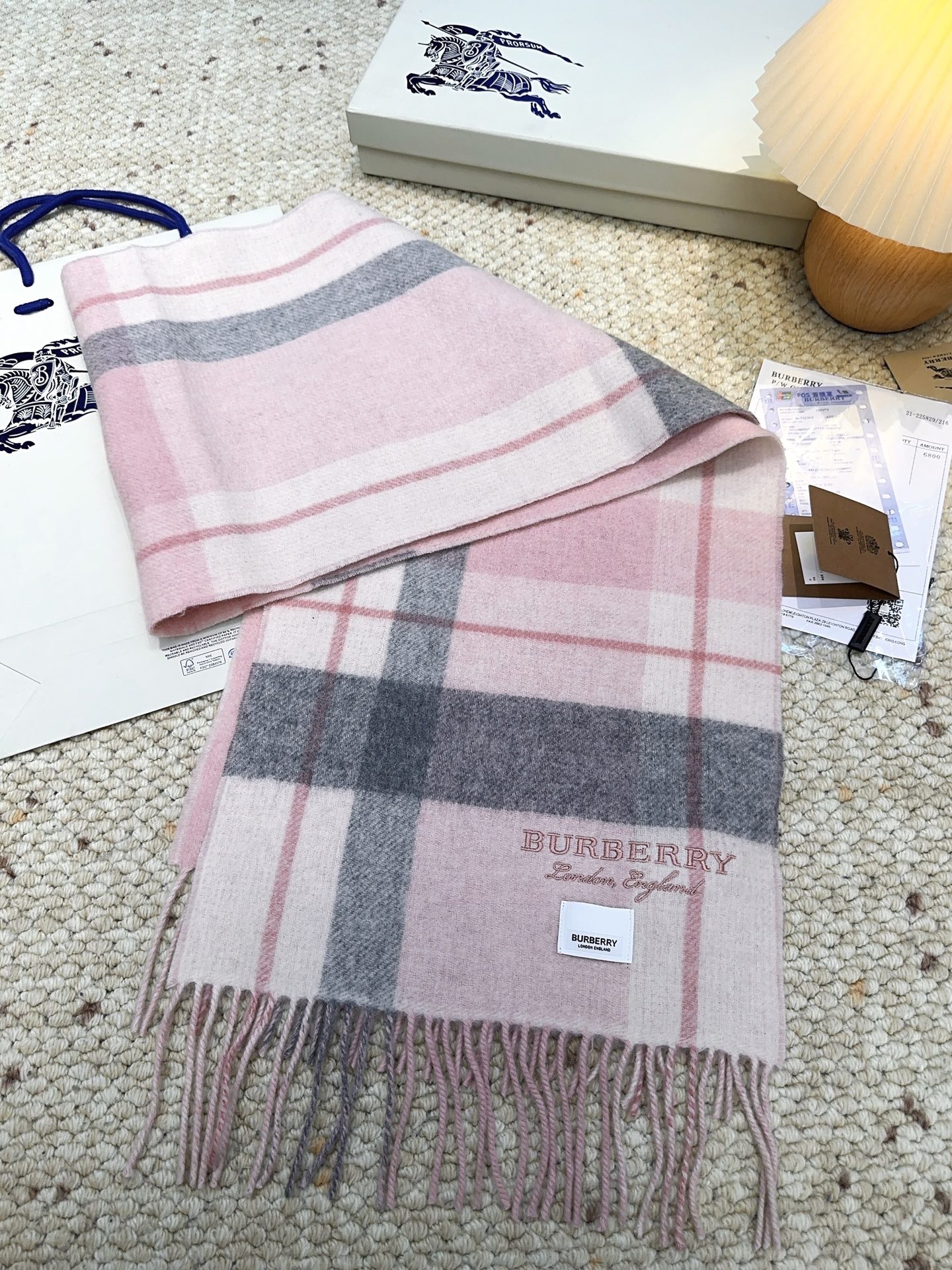 Burberry · 巴宝莉格子围巾❗️好看的要疯掉了，太有型太有魅力了❗️❗️非常斯文时尚的秋冬单品！