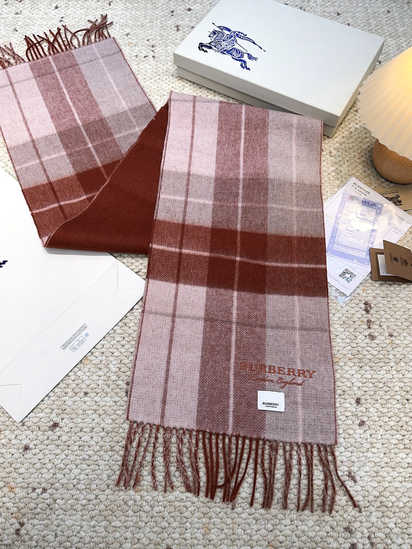 Burberry · 巴宝莉格子围巾❗️好看的要疯掉了，太有型太有魅力了❗️❗️非常斯文时尚的秋冬单品！