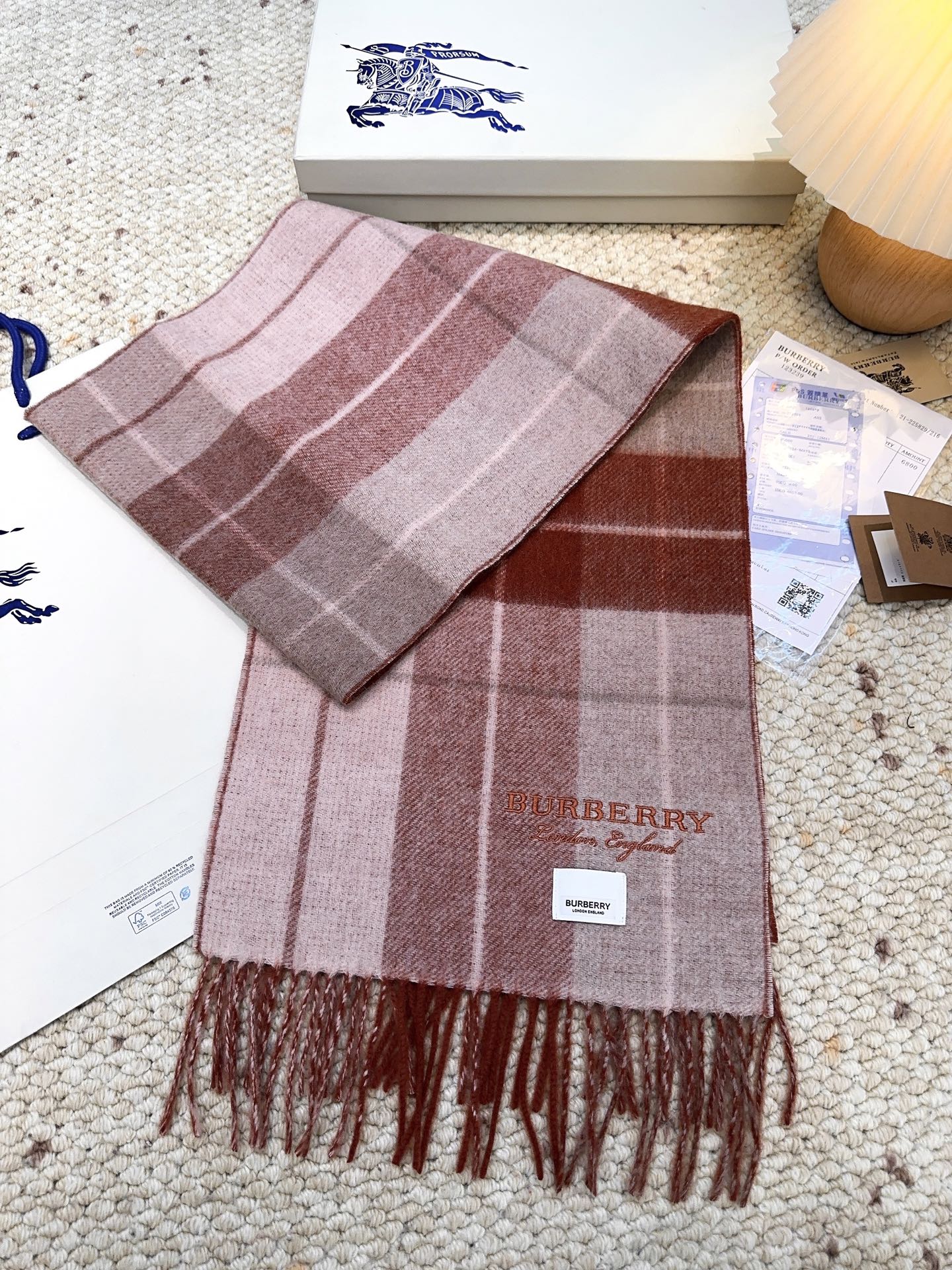 Burberry · 巴宝莉格子围巾❗️好看的要疯掉了，太有型太有魅力了❗️❗️非常斯文时尚的秋冬单品！