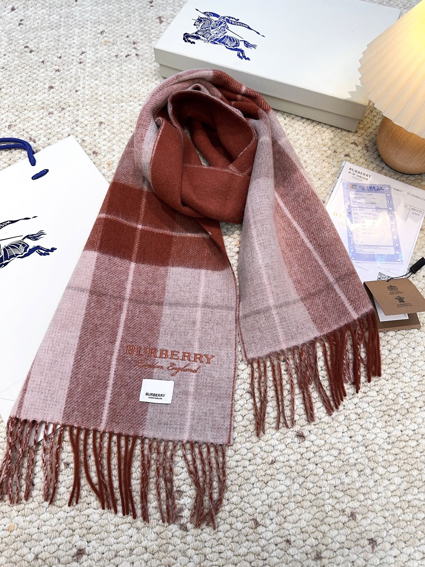 Burberry · 巴宝莉格子围巾❗️好看的要疯掉了，太有型太有魅力了❗️❗️非常斯文时尚的秋冬单品！