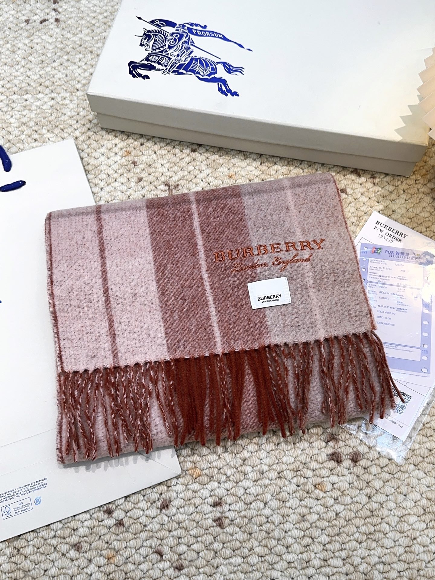 Burberry · 巴宝莉格子围巾❗️好看的要疯掉了，太有型太有魅力了❗️❗️非常斯文时尚的秋冬单品！