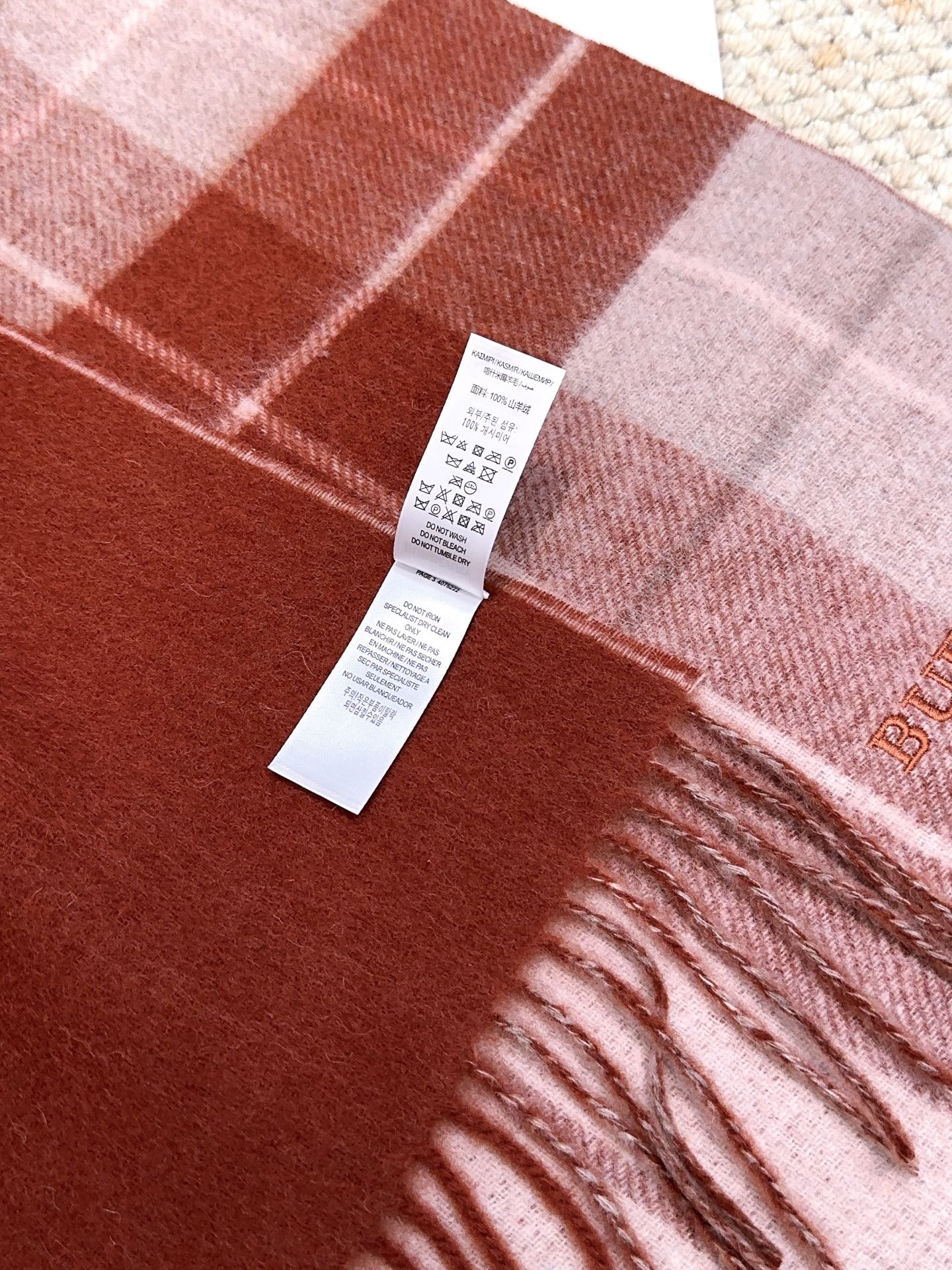 Burberry · 巴宝莉格子围巾❗️好看的要疯掉了，太有型太有魅力了❗️❗️非常斯文时尚的秋冬单品！