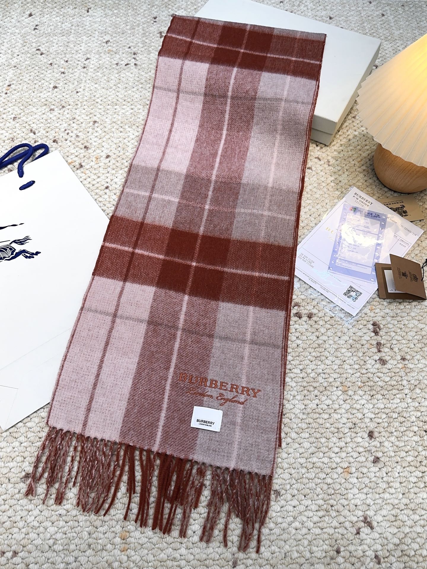 Burberry · 巴宝莉格子围巾❗️好看的要疯掉了，太有型太有魅力了❗️❗️非常斯文时尚的秋冬单品！