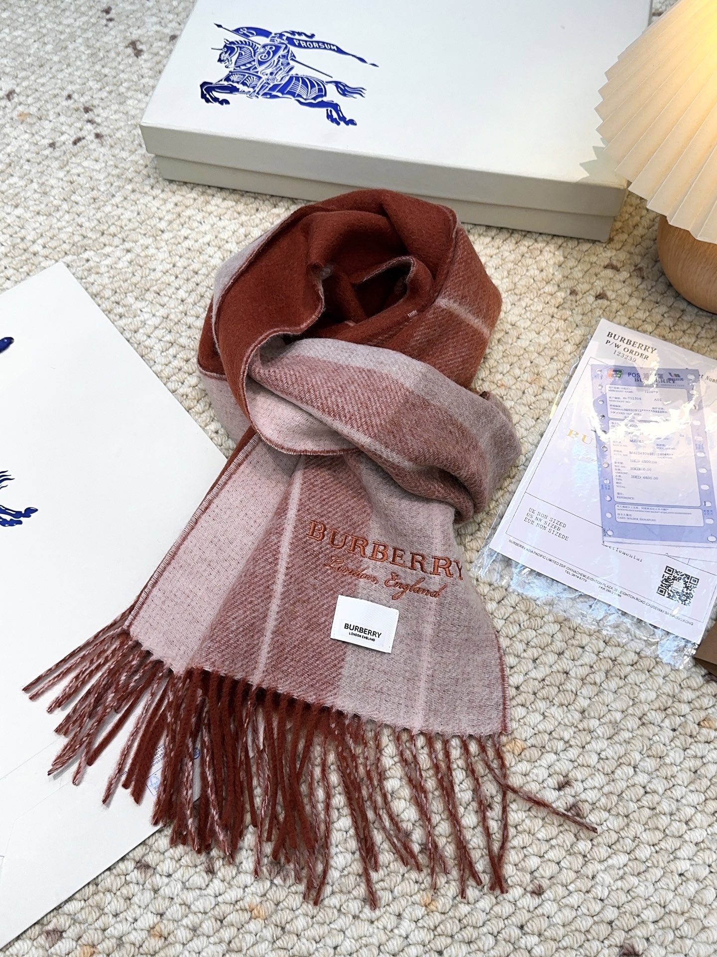 Burberry · 巴宝莉格子围巾❗️好看的要疯掉了，太有型太有魅力了❗️❗️非常斯文时尚的秋冬单品！