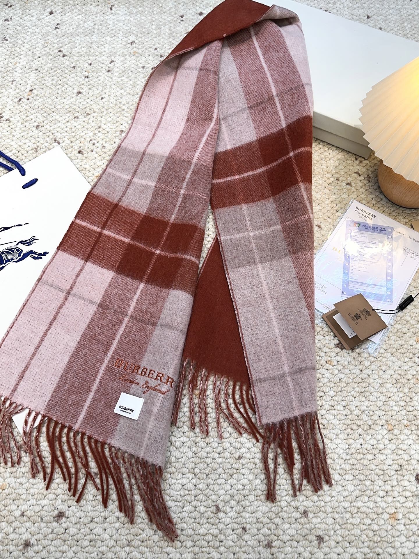 Burberry · 巴宝莉格子围巾❗️好看的要疯掉了，太有型太有魅力了❗️❗️非常斯文时尚的秋冬单品！