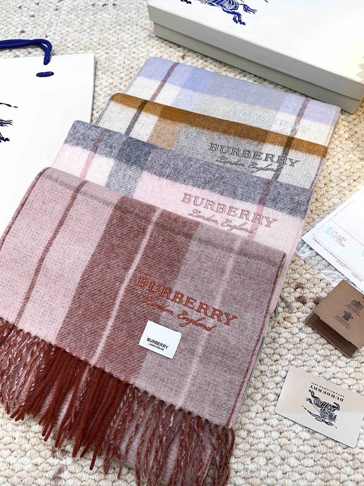 Burberry · 巴宝莉格子围巾❗️好看的要疯掉了，太有型太有魅力了❗️❗️非常斯文时尚的秋冬单品！