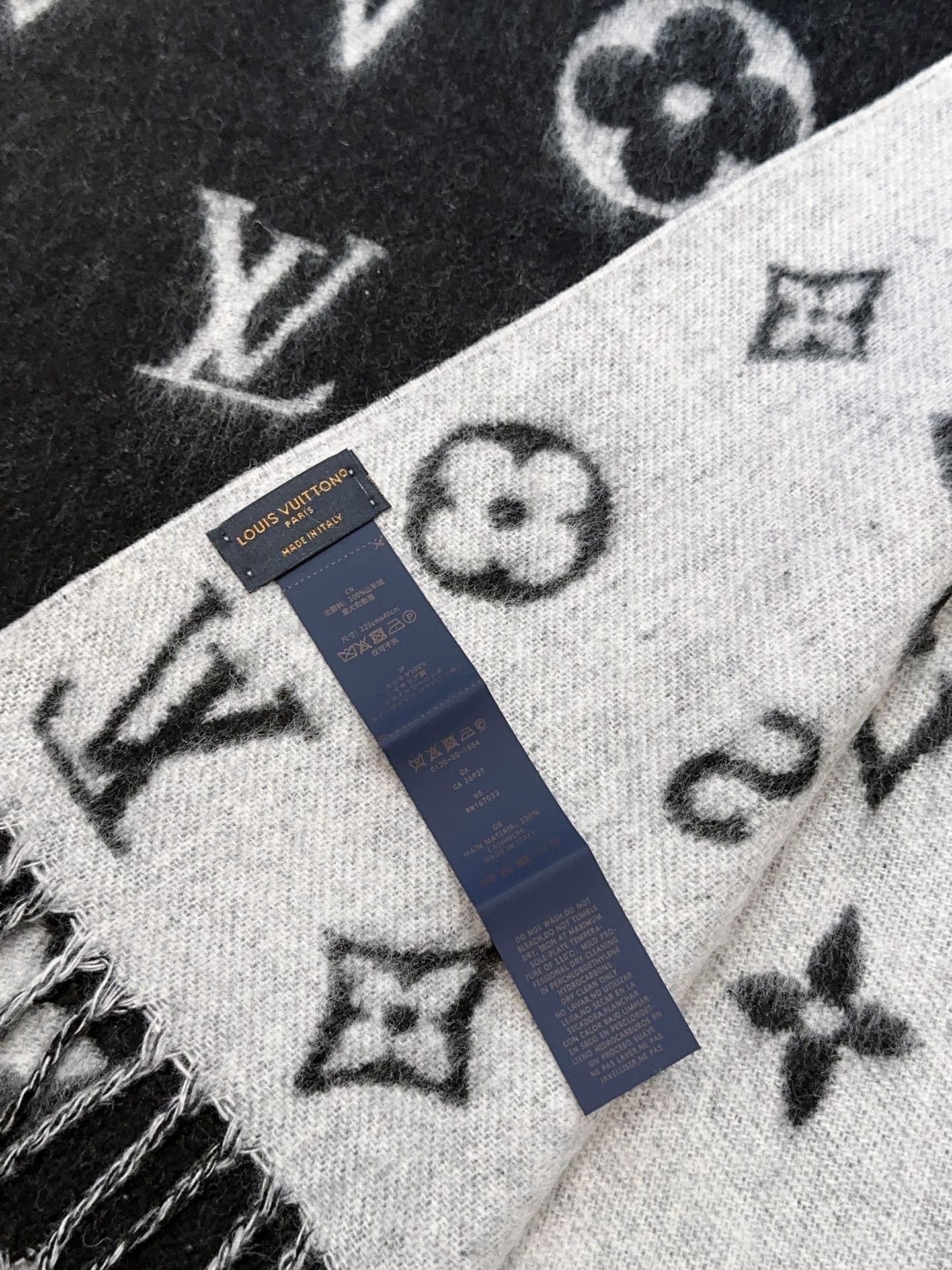 LV（路易威登）Reykjavik 2.0 围巾为柔软山羊绒标注 Monogram 花卉和 LV 字母，