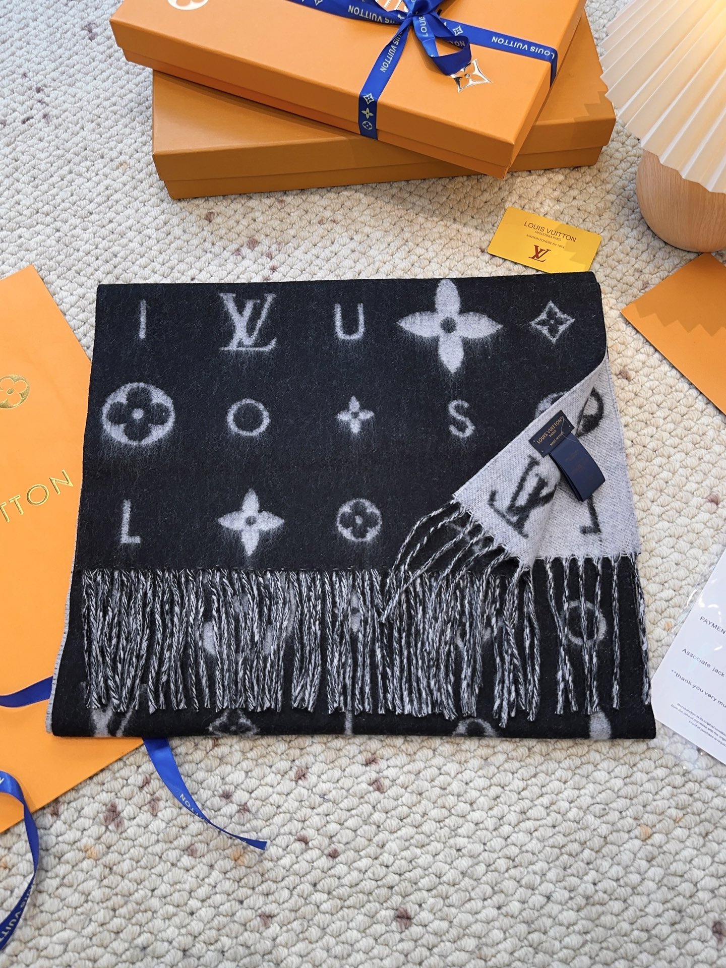 LV（路易威登）Reykjavik 2.0 围巾为柔软山羊绒标注 Monogram 花卉和 LV 字母，