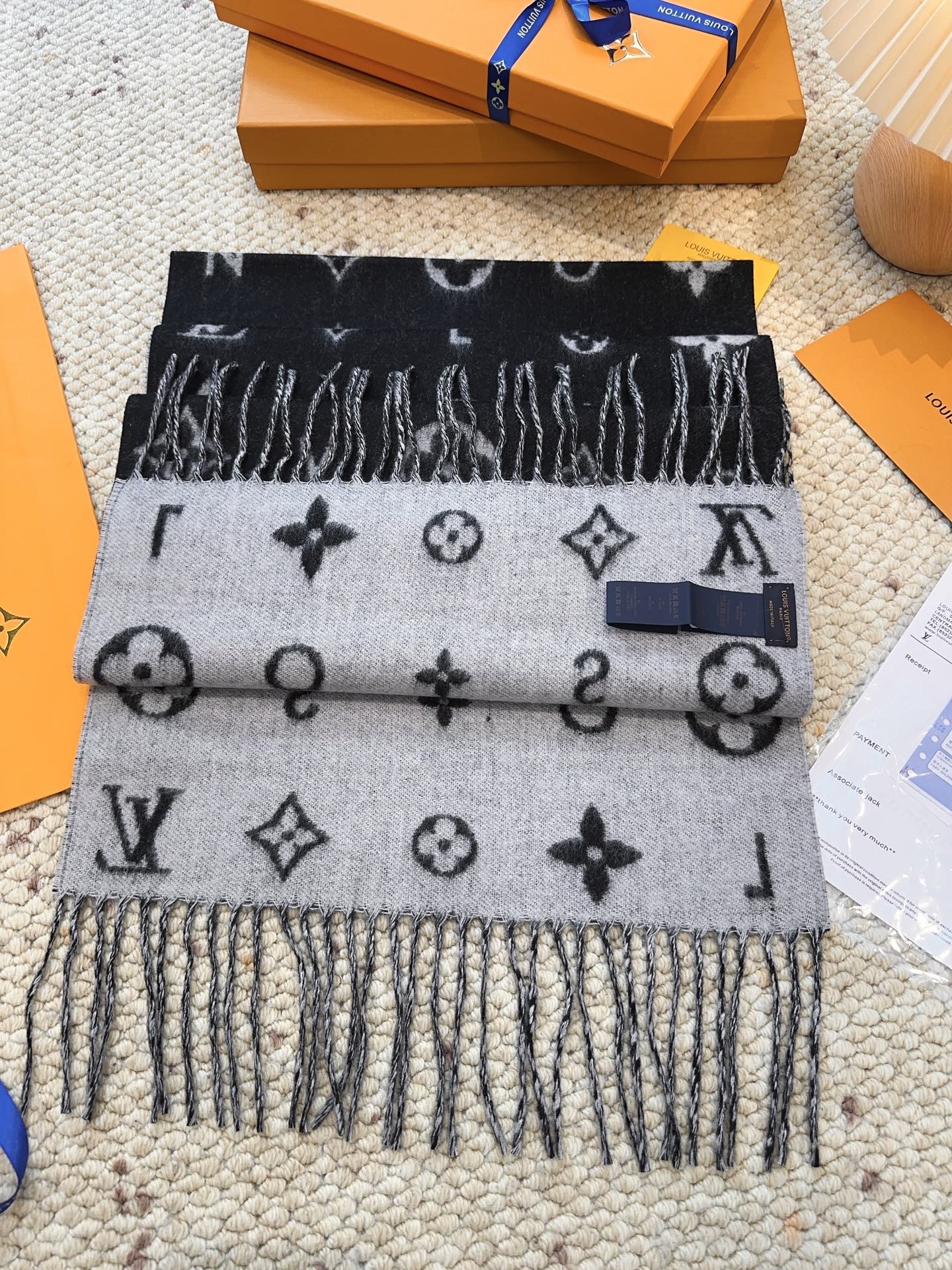 LV（路易威登）Reykjavik 2.0 围巾为柔软山羊绒标注 Monogram 花卉和 LV 字母，