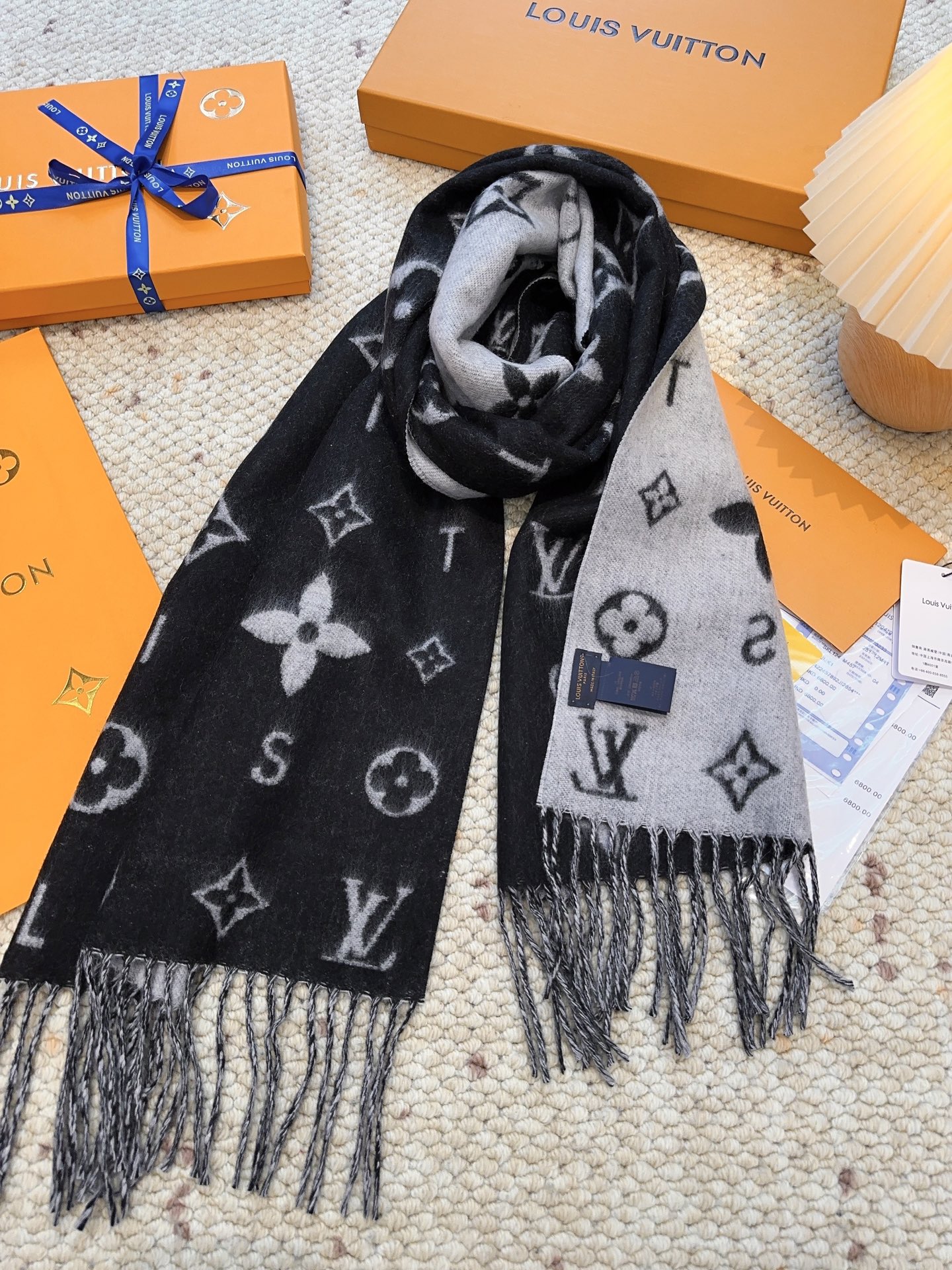 LV（路易威登）Reykjavik 2.0 围巾为柔软山羊绒标注 Monogram 花卉和 LV 字母，