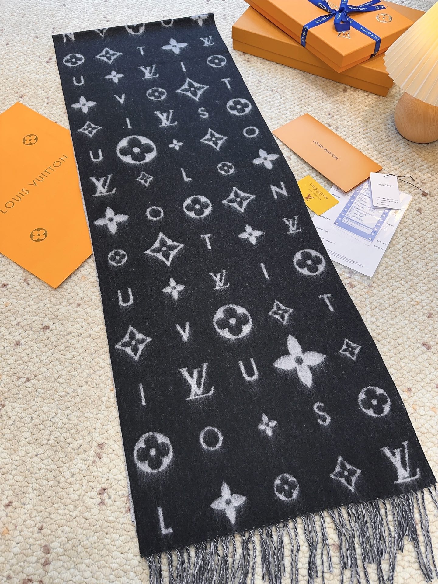 LV（路易威登）Reykjavik 2.0 围巾为柔软山羊绒标注 Monogram 花卉和 LV 字母，