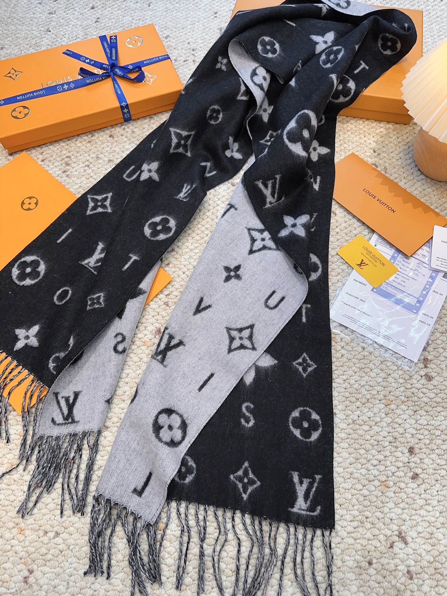 LV（路易威登）Reykjavik 2.0 围巾为柔软山羊绒标注 Monogram 花卉和 LV 字母，