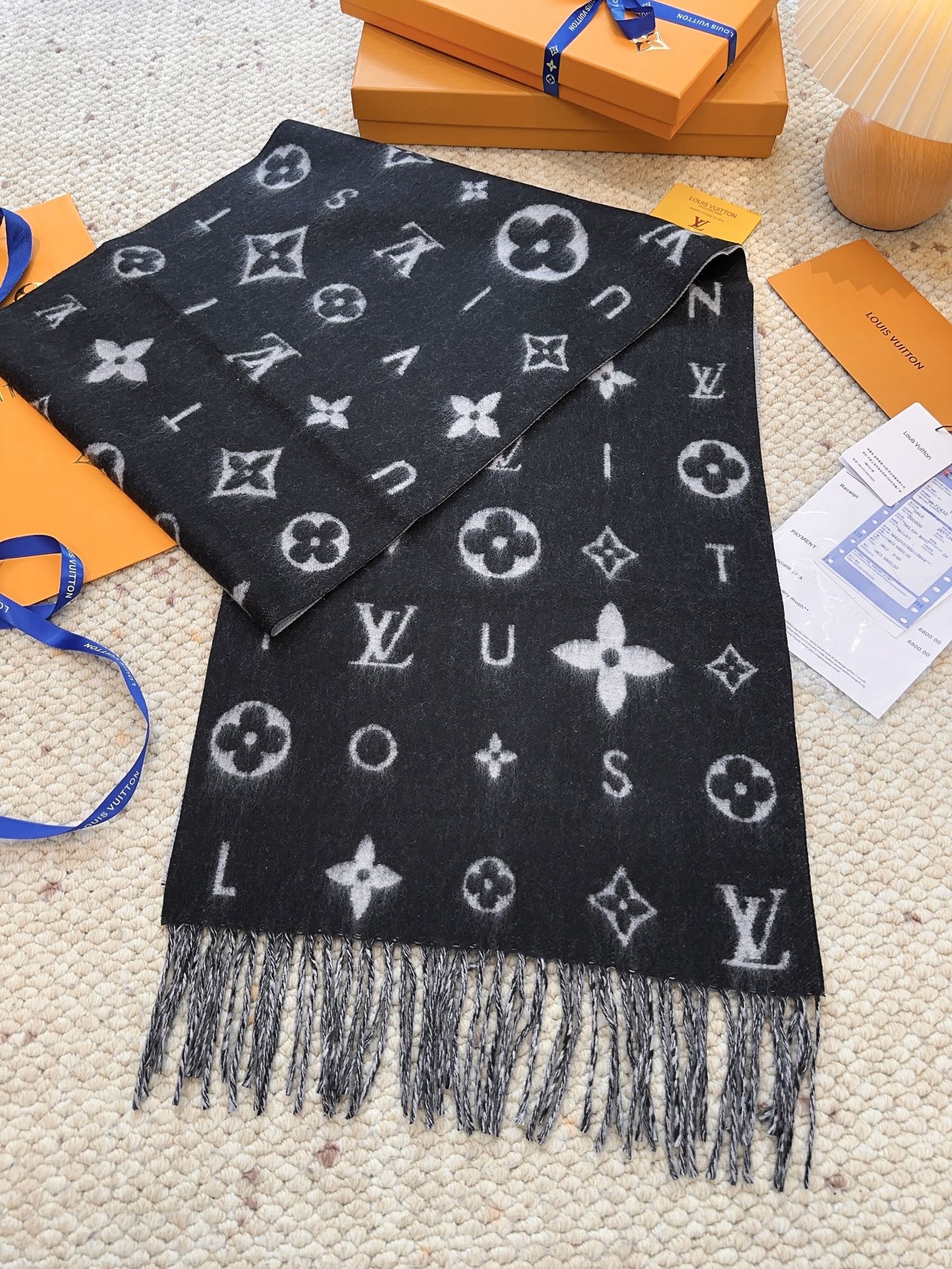 LV（路易威登）Reykjavik 2.0 围巾为柔软山羊绒标注 Monogram 花卉和 LV 字母，