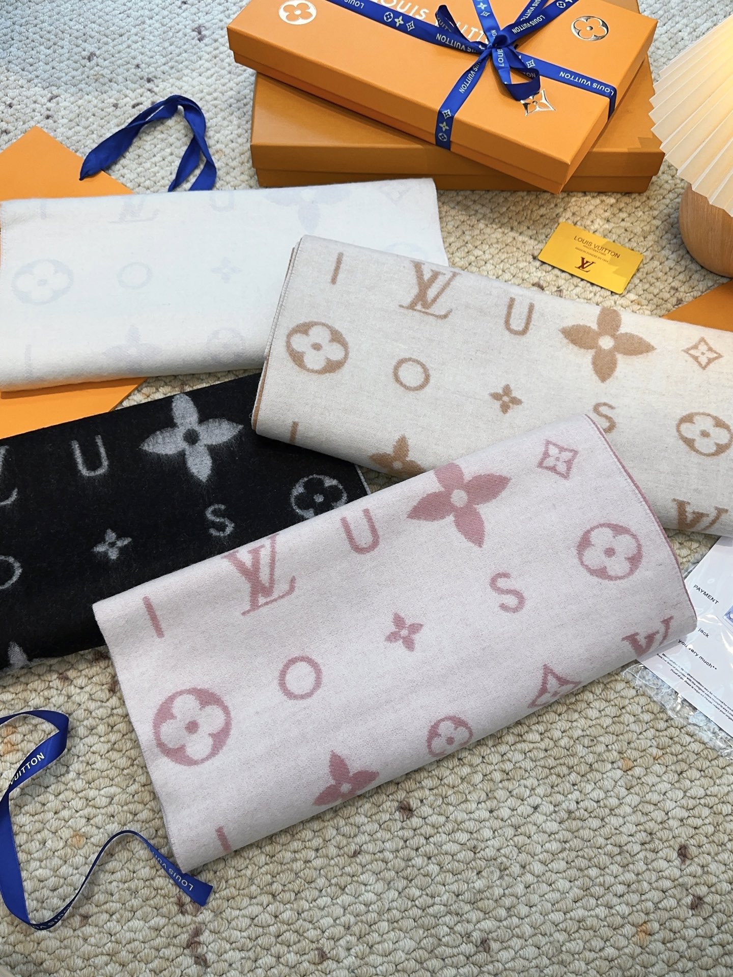 LV（路易威登）Reykjavik 2.0 围巾为柔软山羊绒标注 Monogram 花卉和 LV 字母，