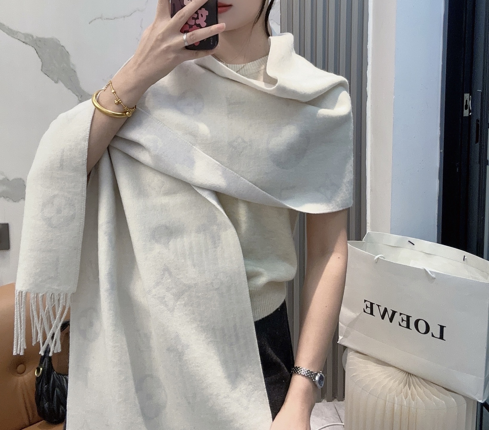 LV（路易威登）Reykjavik 2.0 围巾为柔软山羊绒标注 Monogram 花卉和 LV 字母，