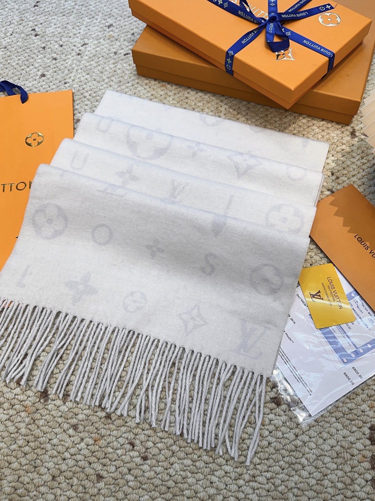 LV（路易威登）Reykjavik 2.0 围巾为柔软山羊绒标注 Monogram 花卉和 LV 字母，