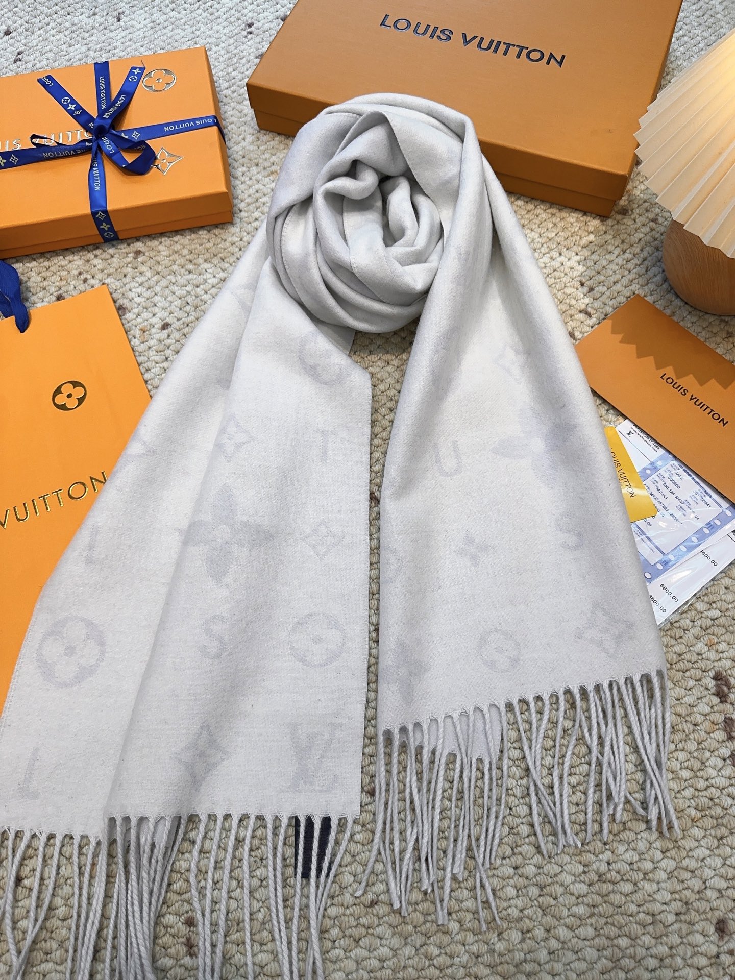 LV（路易威登）Reykjavik 2.0 围巾为柔软山羊绒标注 Monogram 花卉和 LV 字母，