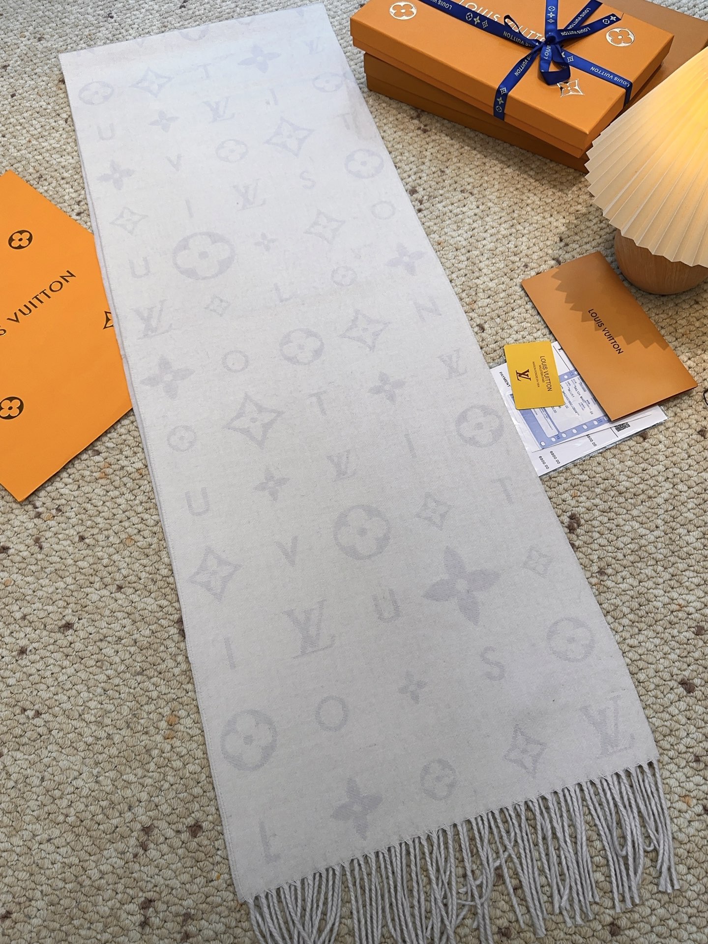 LV（路易威登）Reykjavik 2.0 围巾为柔软山羊绒标注 Monogram 花卉和 LV 字母，