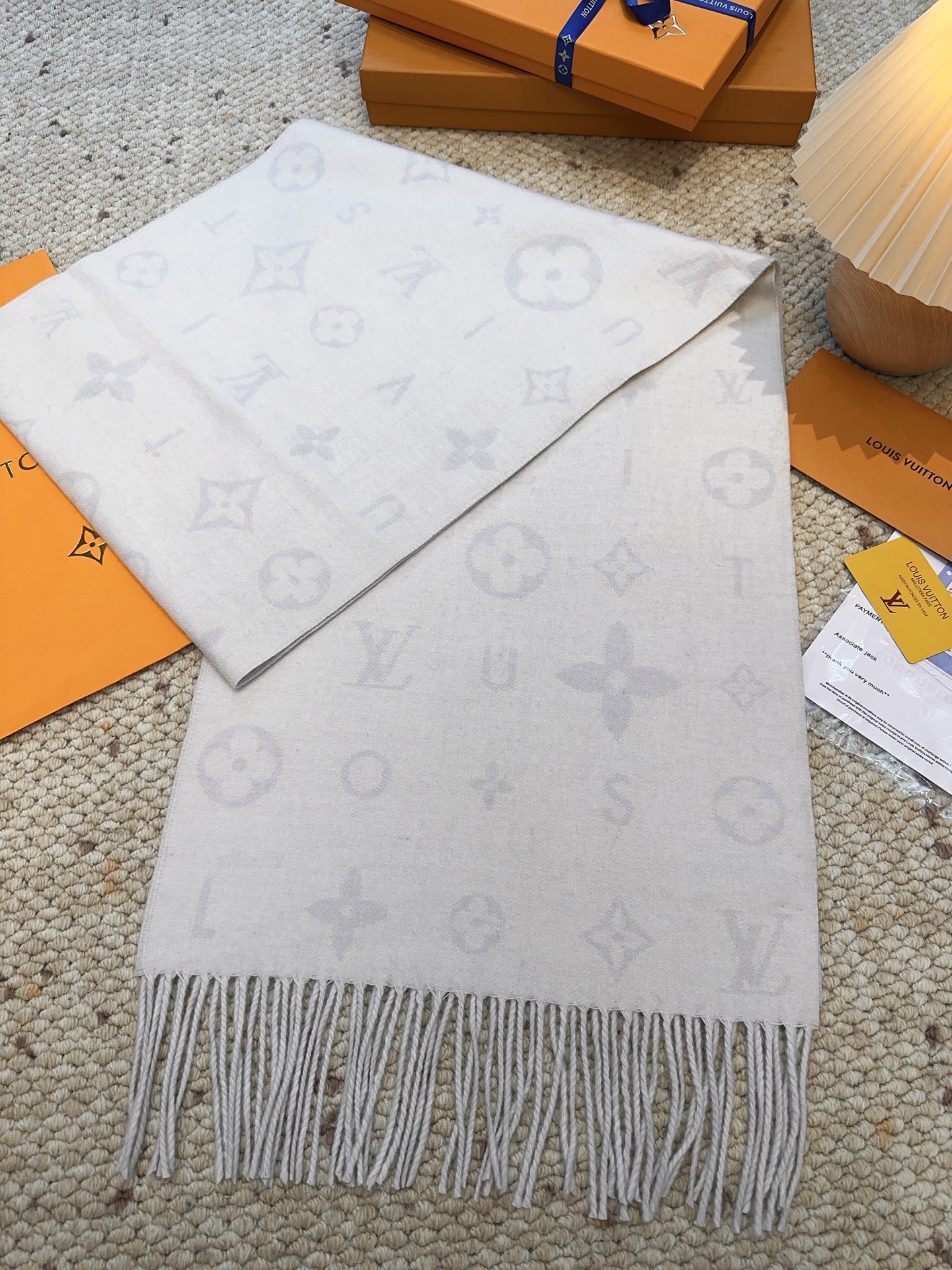 LV（路易威登）Reykjavik 2.0 围巾为柔软山羊绒标注 Monogram 花卉和 LV 字母，