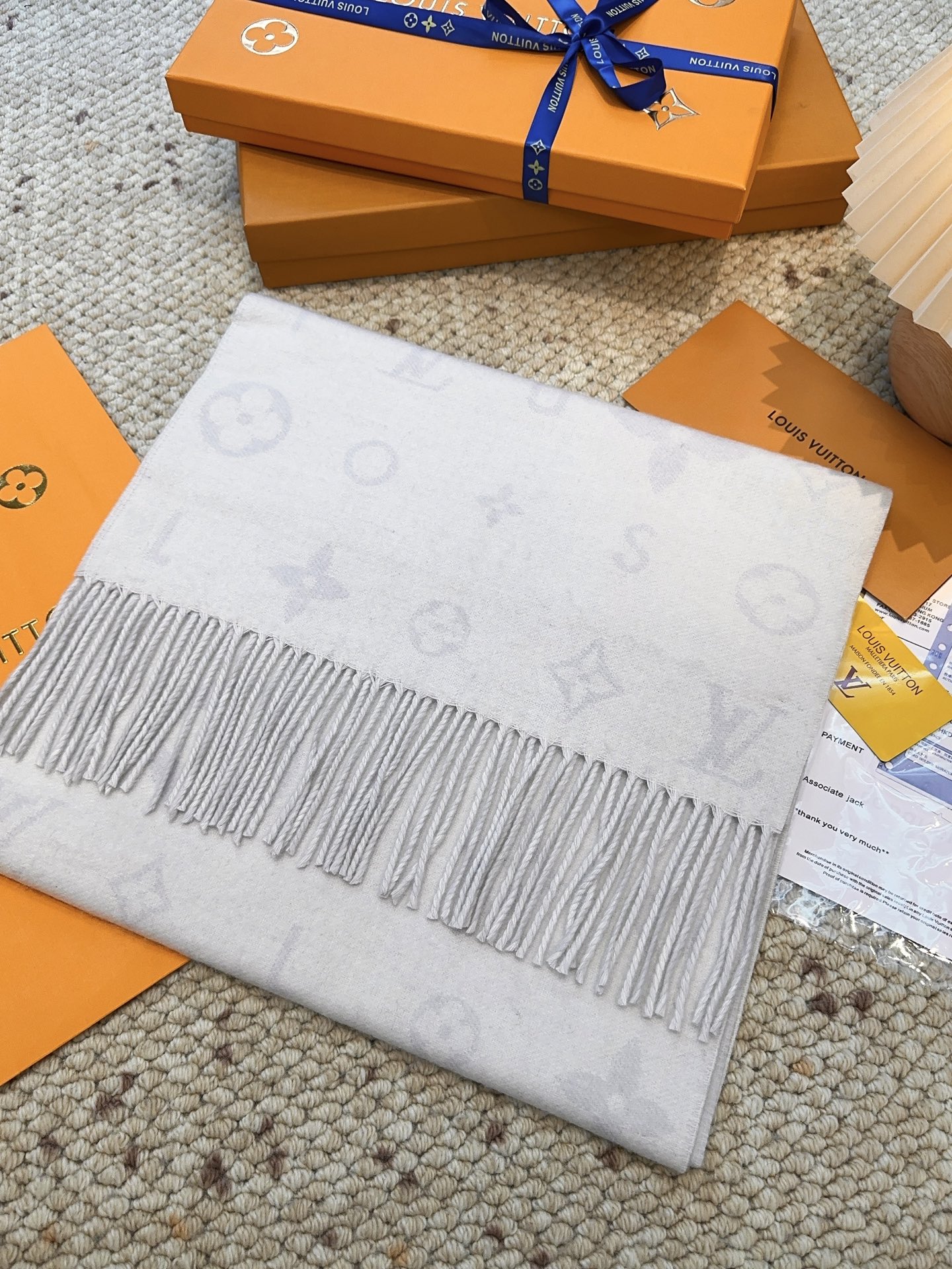 LV（路易威登）Reykjavik 2.0 围巾为柔软山羊绒标注 Monogram 花卉和 LV 字母，