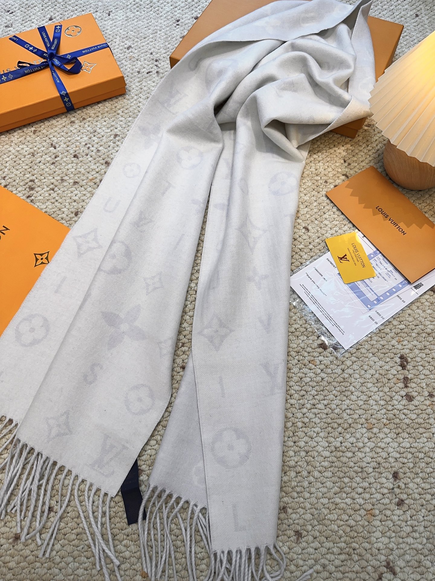 LV（路易威登）Reykjavik 2.0 围巾为柔软山羊绒标注 Monogram 花卉和 LV 字母，