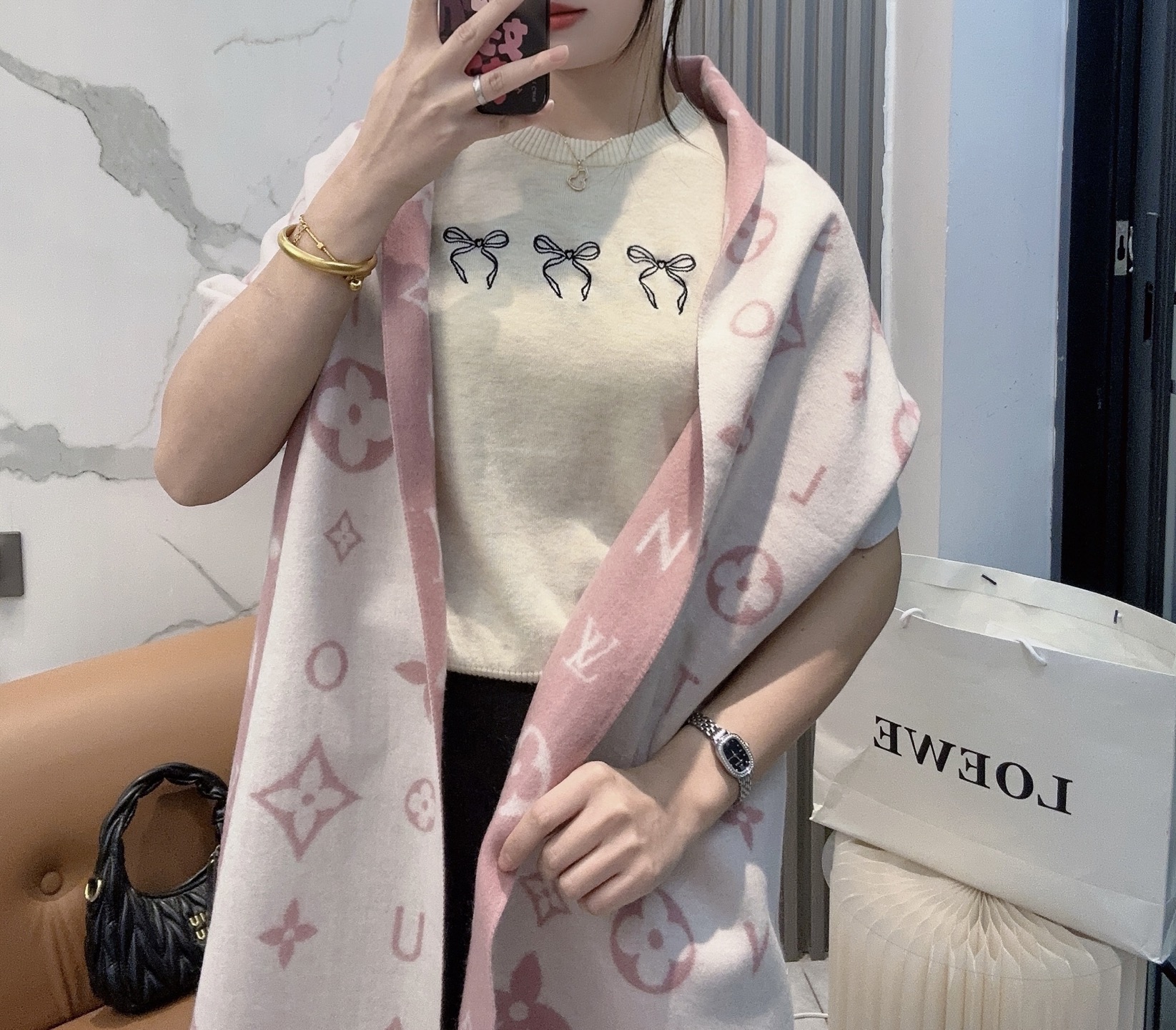 NO:704426,LV (Louis Vuitton) Reykjavik 2.0 scarf is made of soft cashmere marked with Monogram flowers and LV letters, embellished with a single letter of the brand name, renewing the classic with a modern style. The elongated design is suitable for wrapping around the neck and can also be used as a balaclava. 220 x 40 cm (excluding tassels), cashmere Monogram pattern tassel trim high version scarf, high version scarf, louis vuitton, louis  vuitton,hats19860909LV（路易威登）Reykjavik 2.0 围巾为柔软山羊绒标注 Monogram 花卉和 LV 字母,其间点缀品牌名称的单一字母,以摩登风姿焕新经典.加长设计适宜环绕颈部,亦可用作巴拉克拉法帽. 220 x40厘米（不含流苏）, 山羊绒 Monogram 图案 流苏饰边高版本围巾,高版本围巾,louis vuitton,louis vuitton,hats,scarf