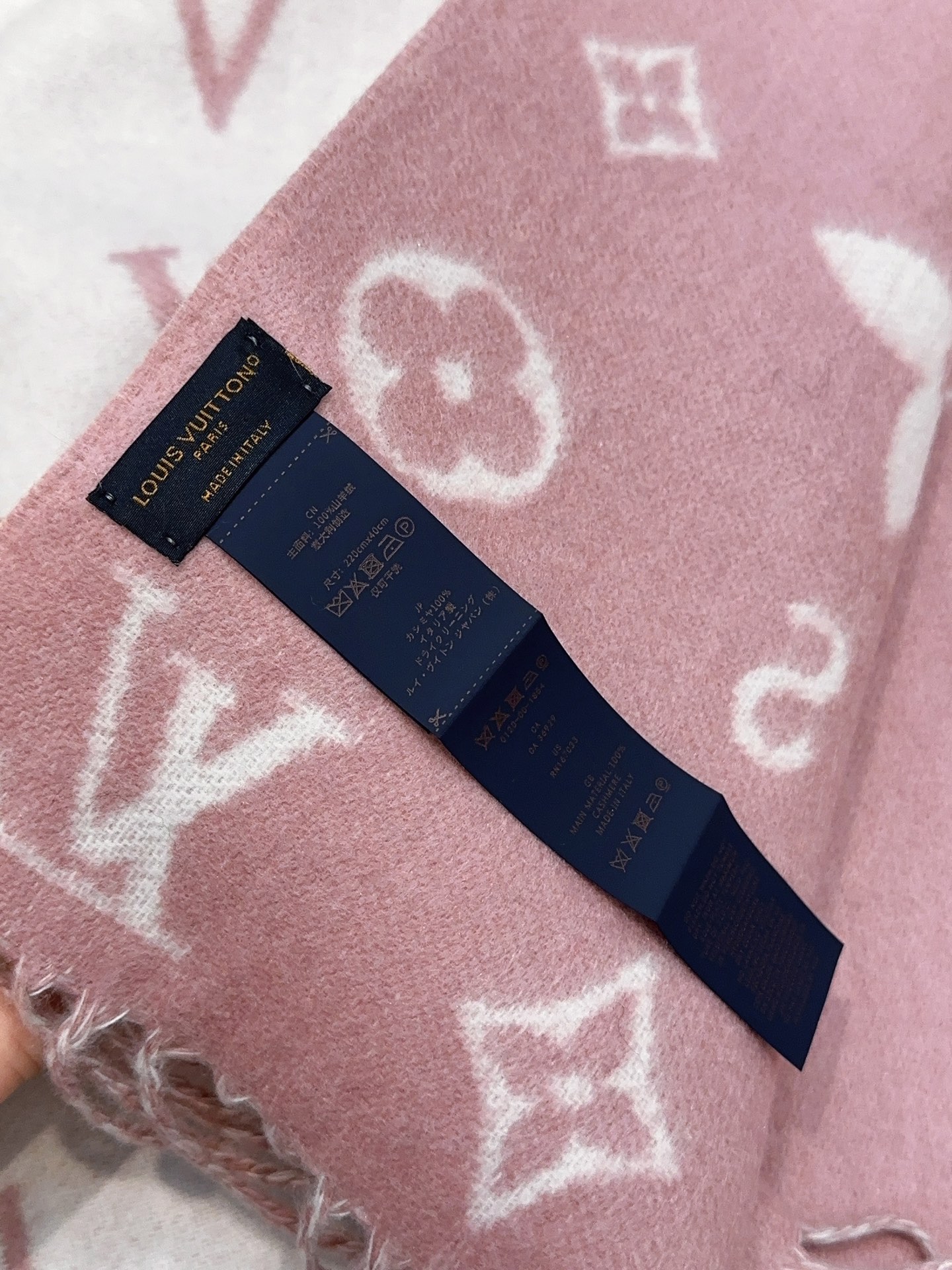 LV（路易威登）Reykjavik 2.0 围巾为柔软山羊绒标注 Monogram 花卉和 LV 字母，