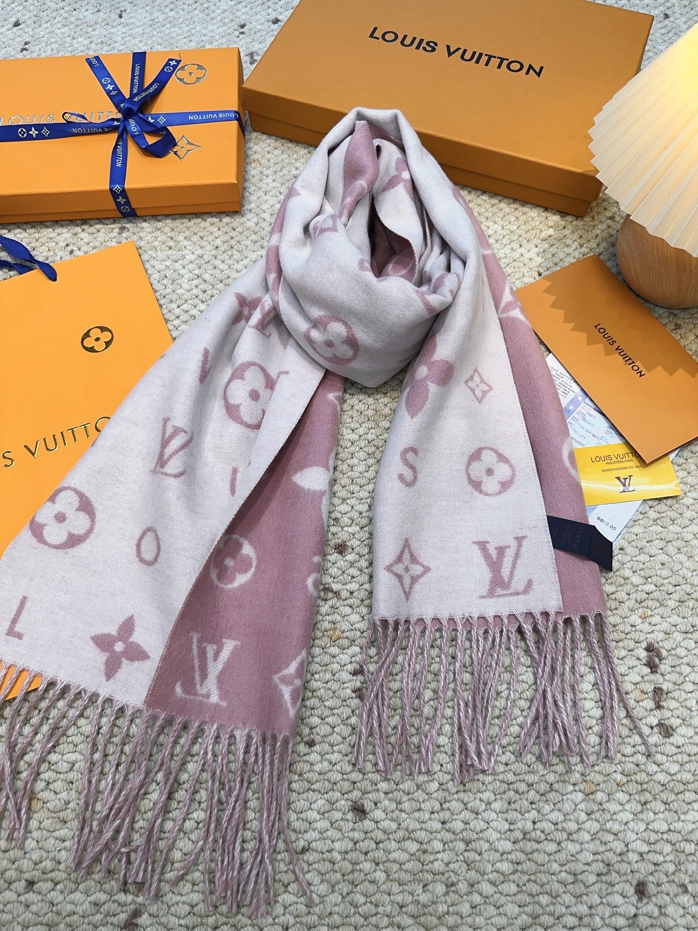 LV（路易威登）Reykjavik 2.0 围巾为柔软山羊绒标注 Monogram 花卉和 LV 字母，