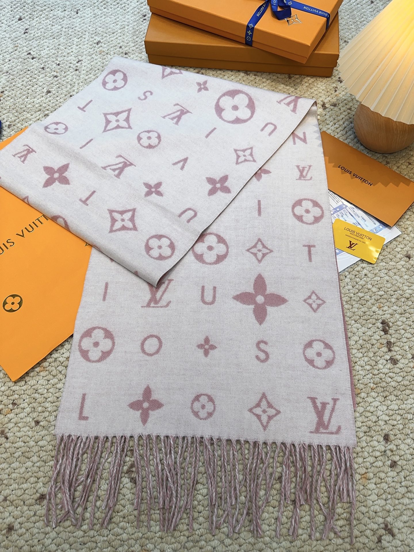 LV（路易威登）Reykjavik 2.0 围巾为柔软山羊绒标注 Monogram 花卉和 LV 字母，