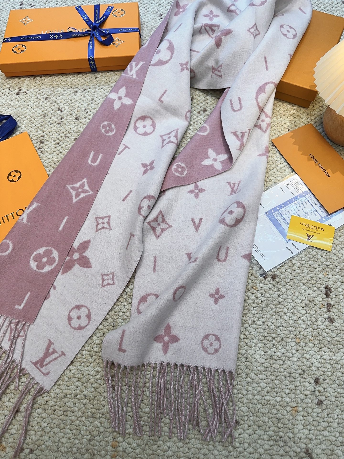 LV（路易威登）Reykjavik 2.0 围巾为柔软山羊绒标注 Monogram 花卉和 LV 字母，