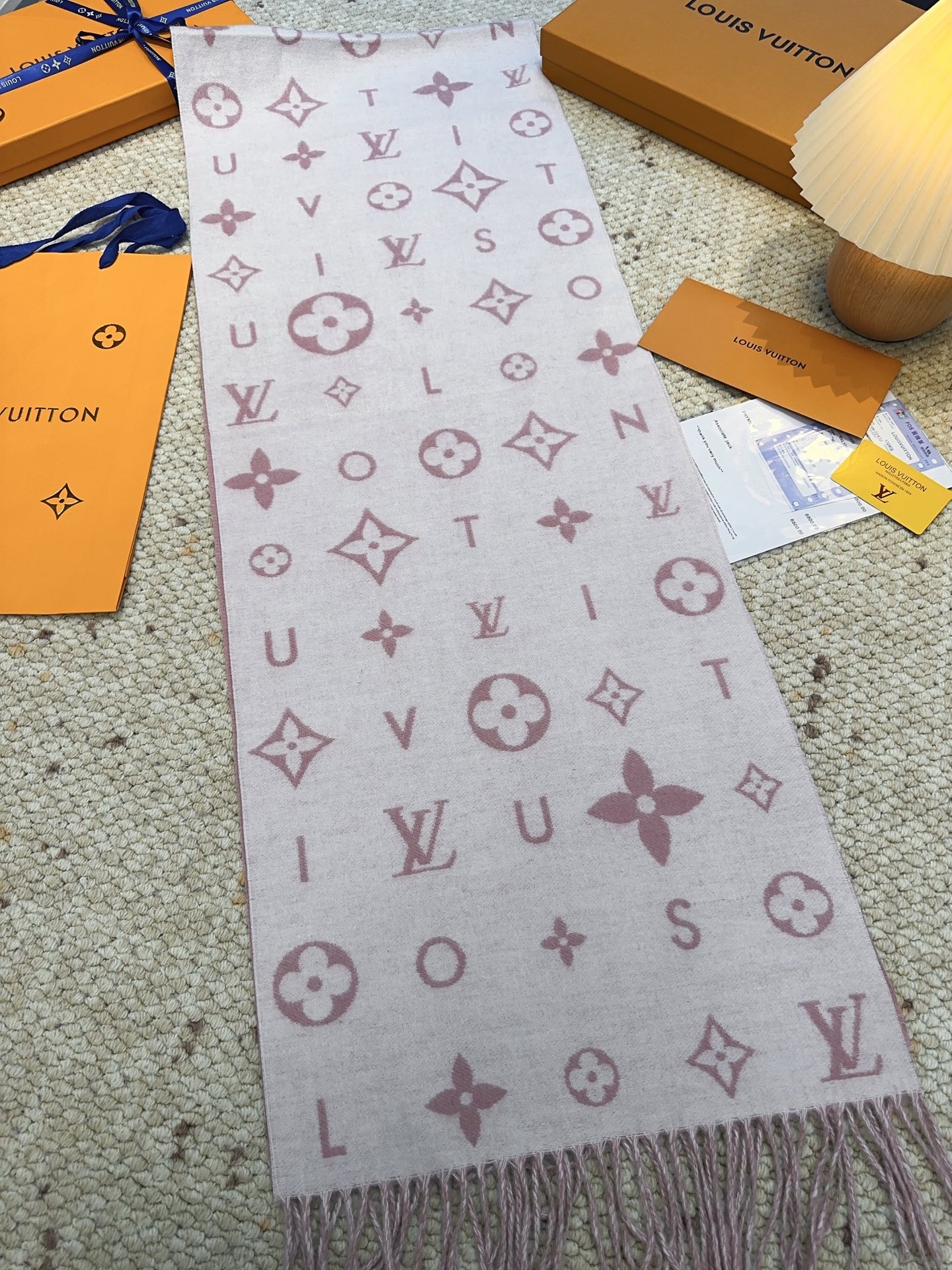 LV（路易威登）Reykjavik 2.0 围巾为柔软山羊绒标注 Monogram 花卉和 LV 字母，