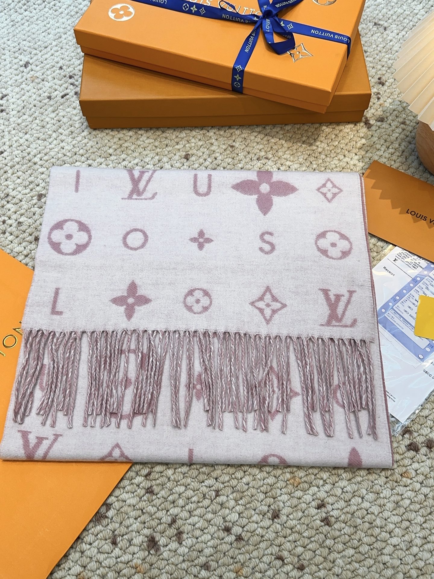 LV（路易威登）Reykjavik 2.0 围巾为柔软山羊绒标注 Monogram 花卉和 LV 字母，