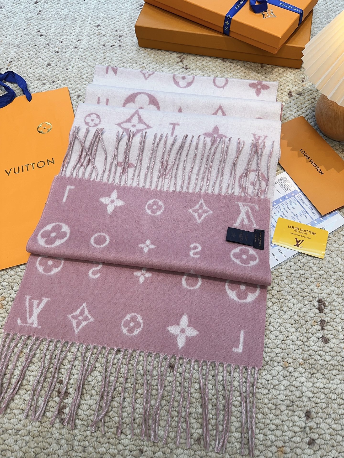 LV（路易威登）Reykjavik 2.0 围巾为柔软山羊绒标注 Monogram 花卉和 LV 字母，