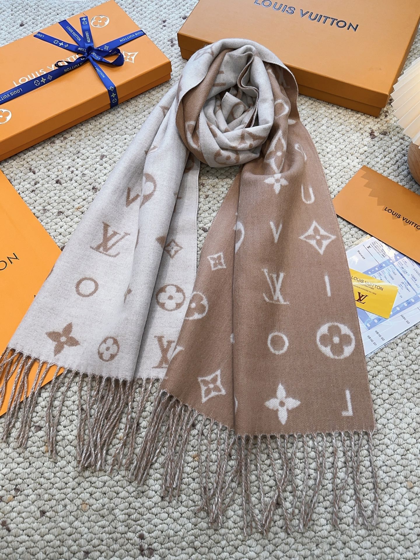 LV（路易威登）Reykjavik 2.0 围巾为柔软山羊绒标注 Monogram 花卉和 LV 字母，