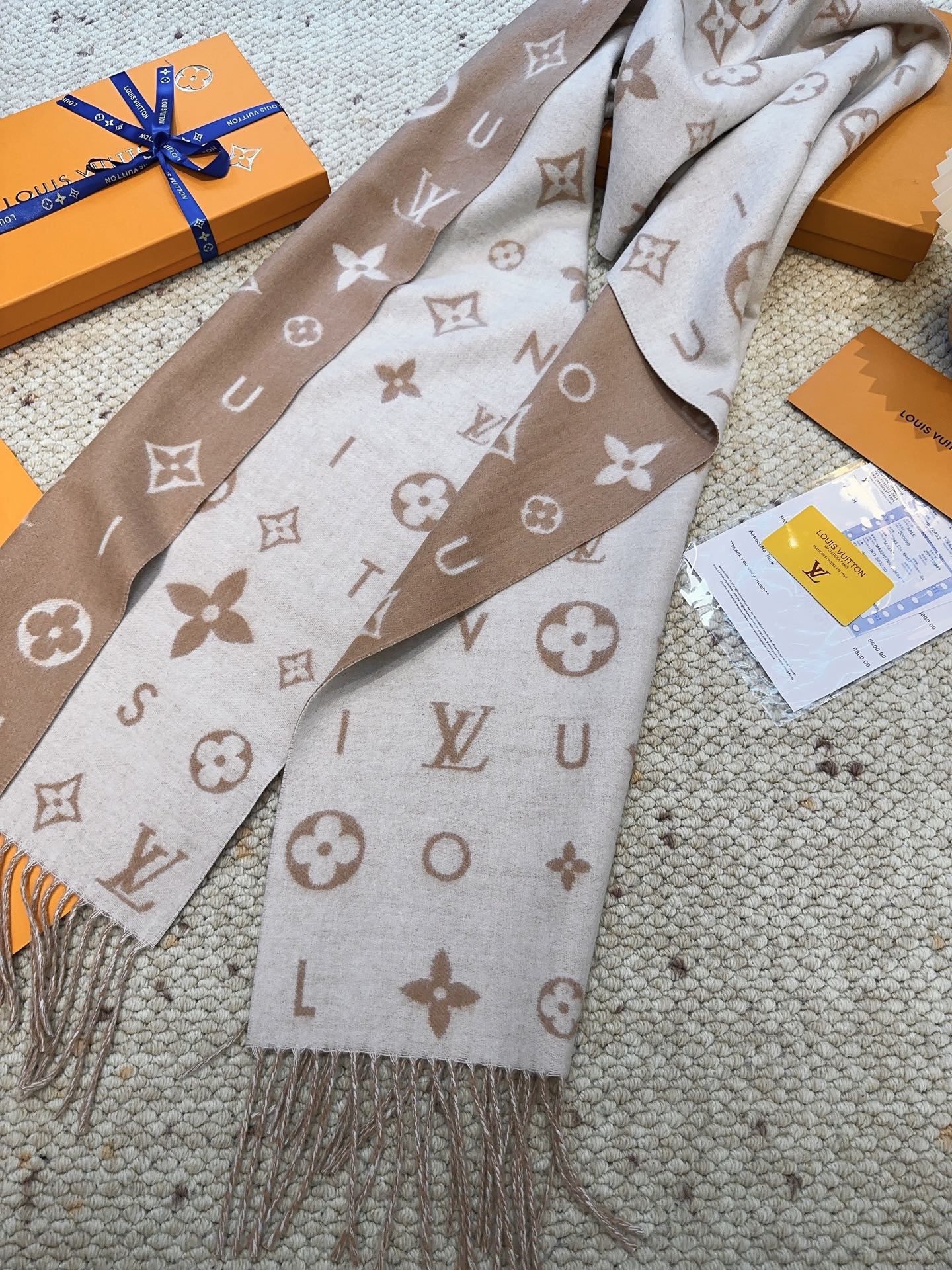 LV（路易威登）Reykjavik 2.0 围巾为柔软山羊绒标注 Monogram 花卉和 LV 字母，