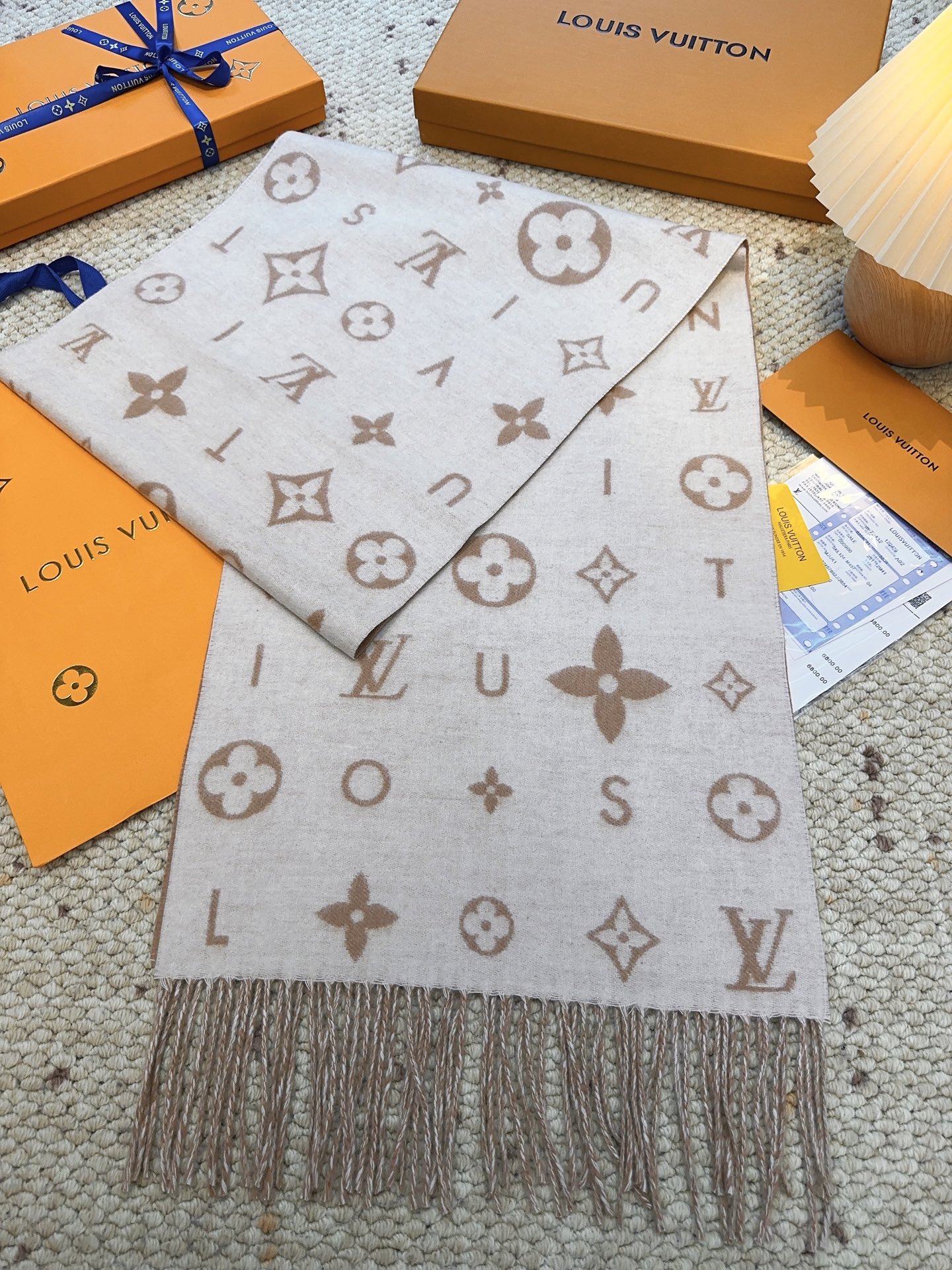 LV（路易威登）Reykjavik 2.0 围巾为柔软山羊绒标注 Monogram 花卉和 LV 字母，