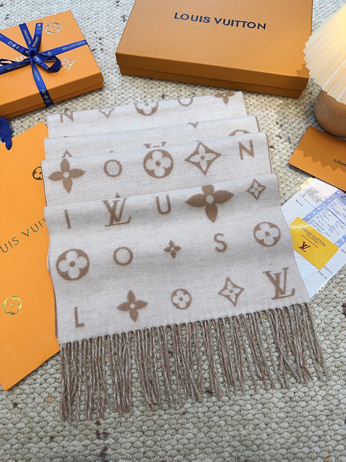 LV（路易威登）Reykjavik 2.0 围巾为柔软山羊绒标注 Monogram 花卉和 LV 字母，