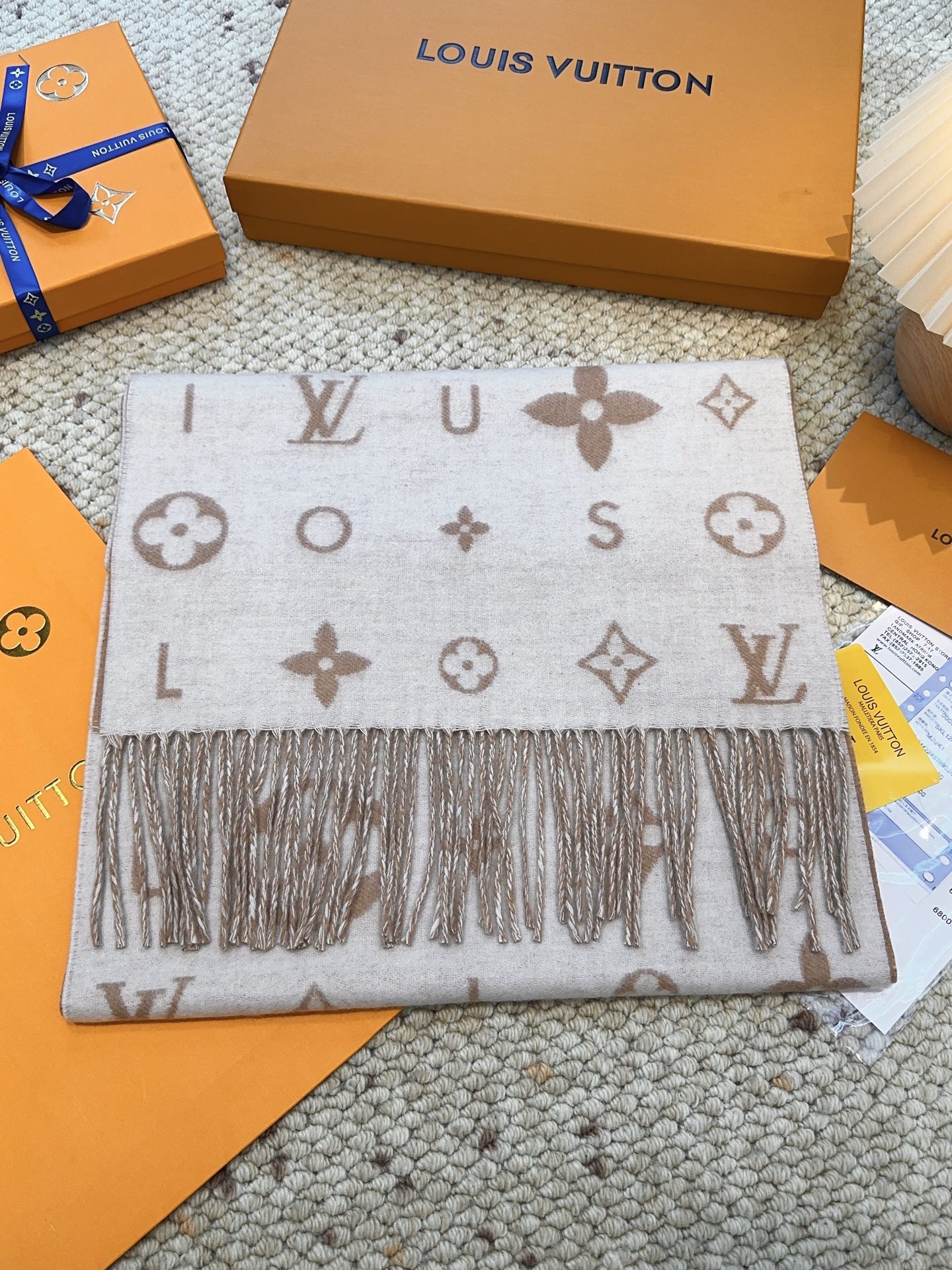 LV（路易威登）Reykjavik 2.0 围巾为柔软山羊绒标注 Monogram 花卉和 LV 字母，