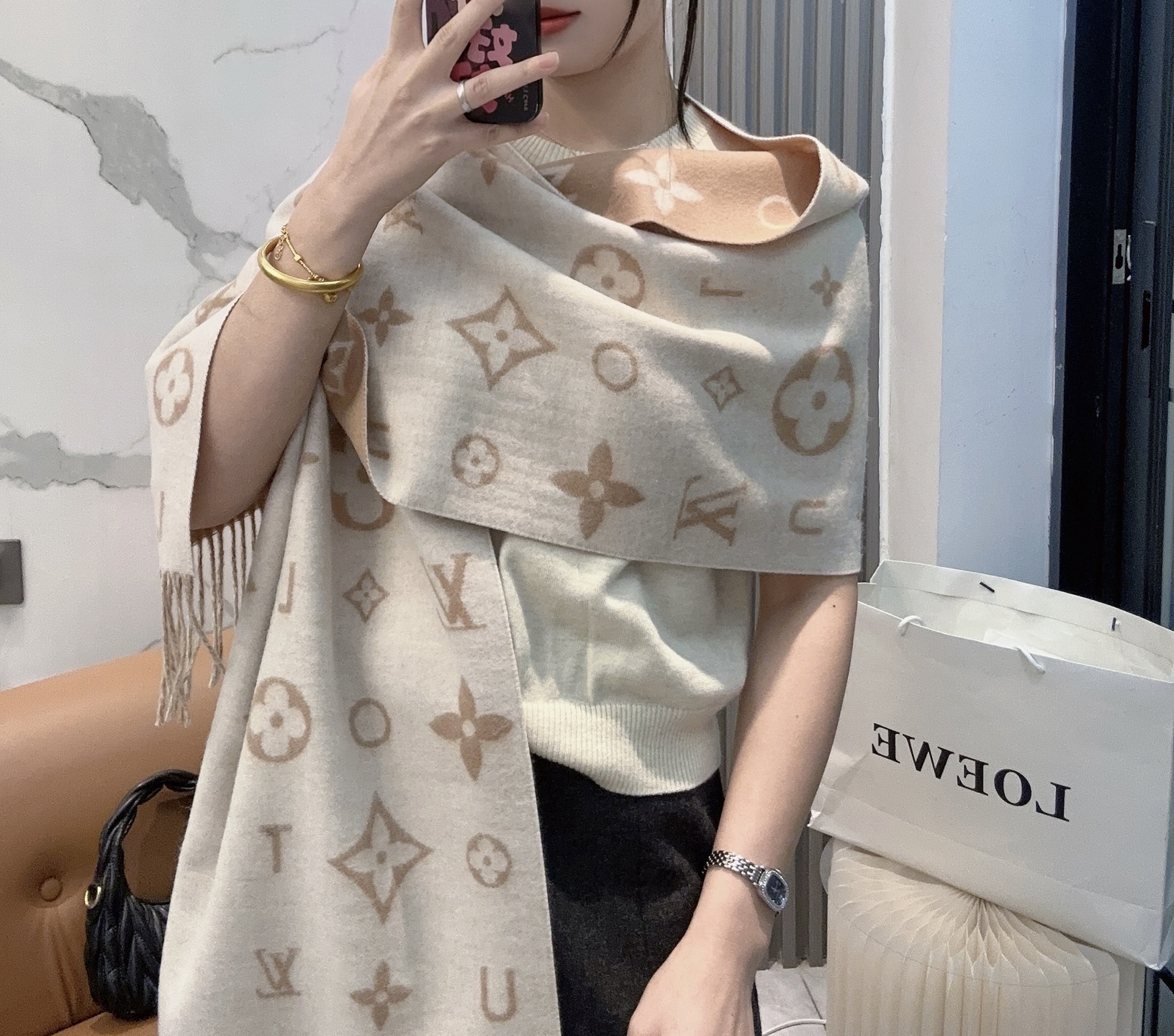 LV（路易威登）Reykjavik 2.0 围巾为柔软山羊绒标注 Monogram 花卉和 LV 字母，