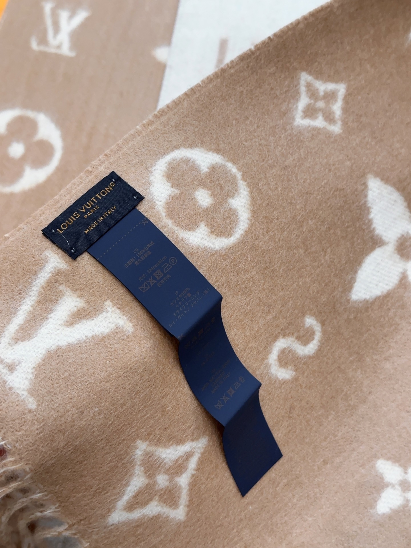 LV（路易威登）Reykjavik 2.0 围巾为柔软山羊绒标注 Monogram 花卉和 LV 字母，