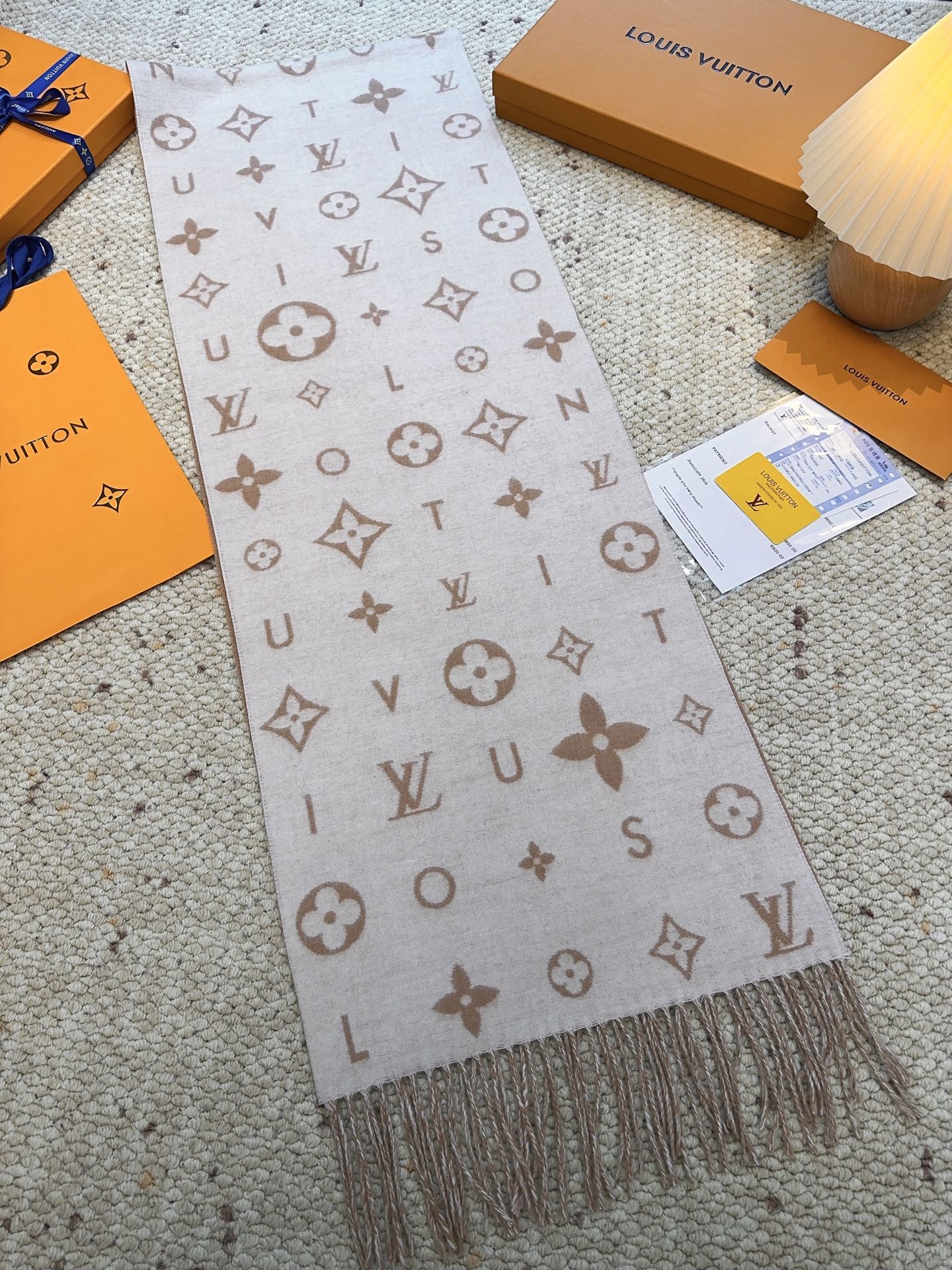 LV（路易威登）Reykjavik 2.0 围巾为柔软山羊绒标注 Monogram 花卉和 LV 字母，
