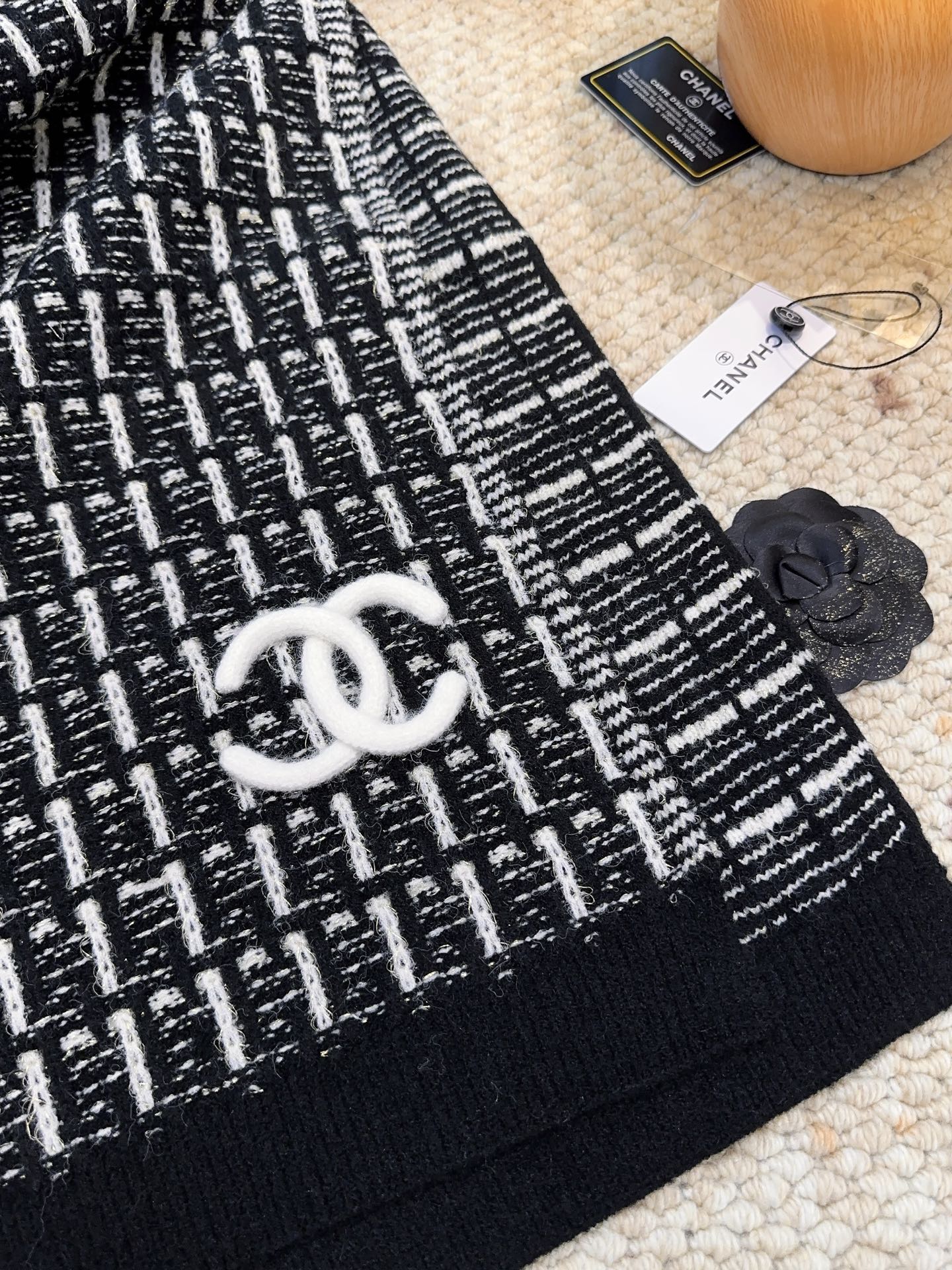 CHANEL【新款来袭】香奈儿专柜最新编织系列！这是一个特别稀有的款式，这也是小香家第一款采用纯色针织工