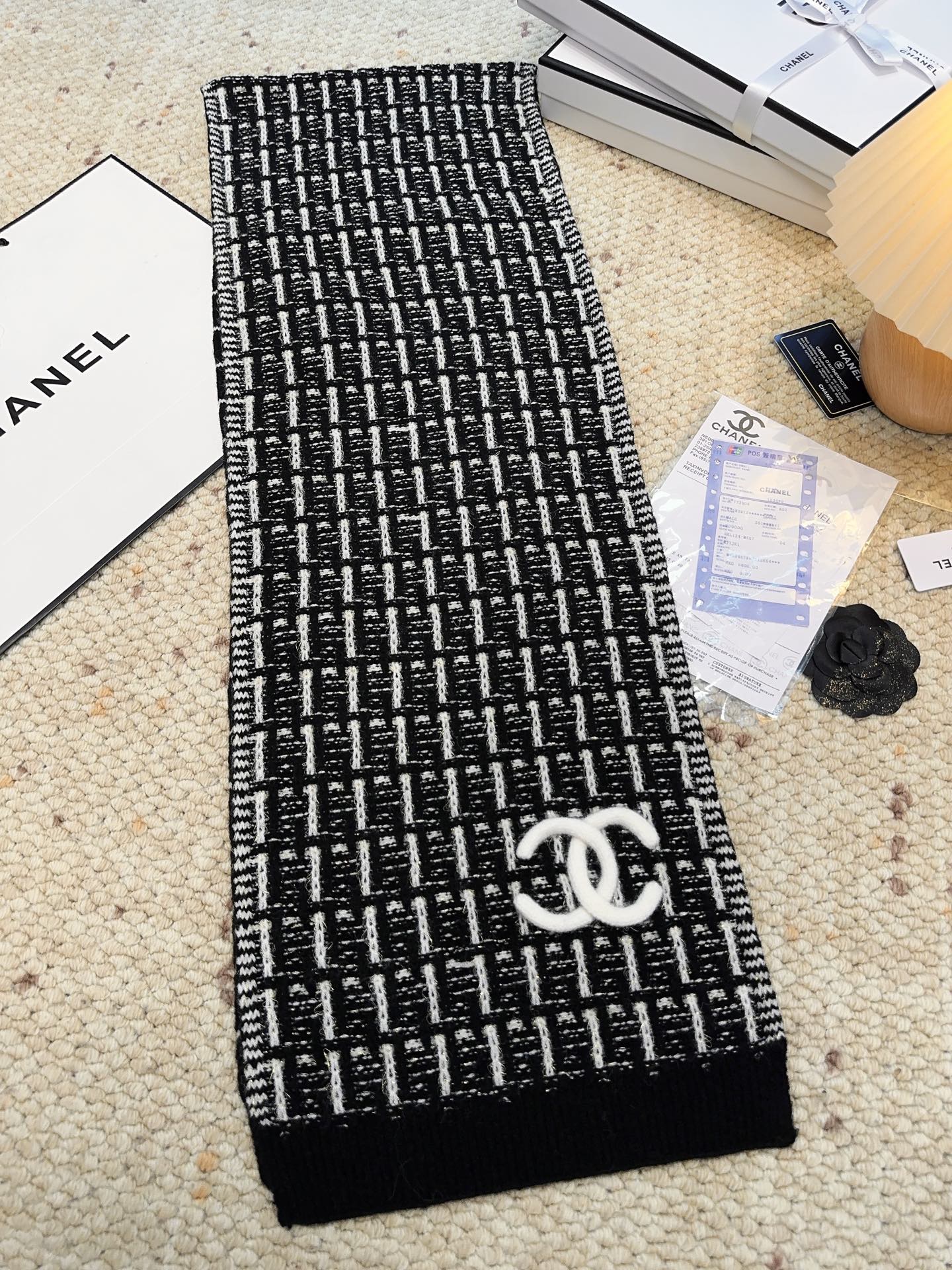 CHANEL【新款来袭】香奈儿专柜最新编织系列！这是一个特别稀有的款式，这也是小香家第一款采用纯色针织工