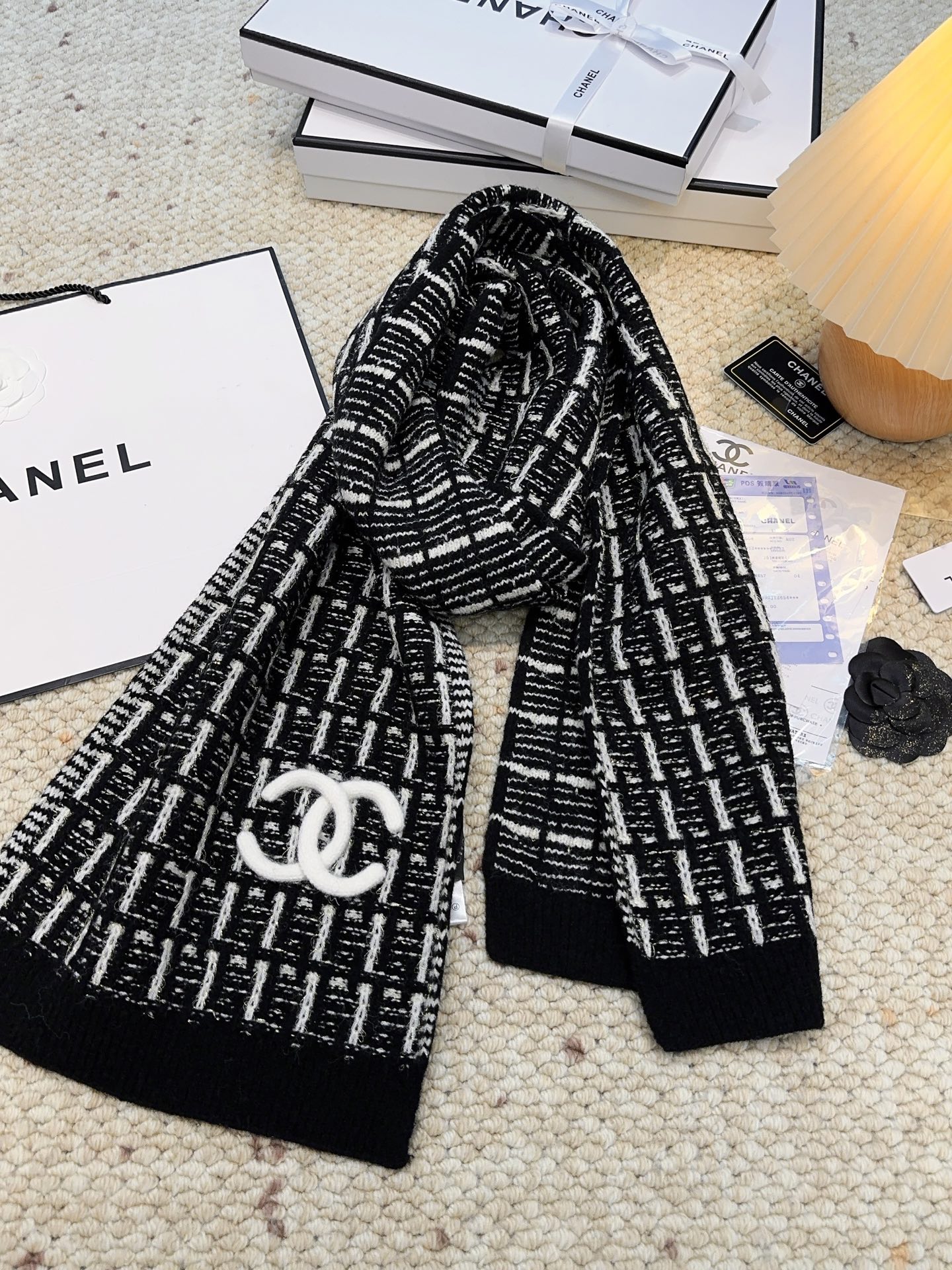 CHANEL【新款来袭】香奈儿专柜最新编织系列！这是一个特别稀有的款式，这也是小香家第一款采用纯色针织工